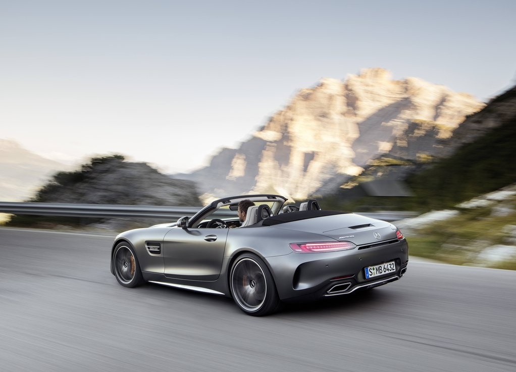 Mercedes-AMG presenteert de GT Roadster. Die brengt ook een nieuwe uitvoering met zich mee in de vorm van de GT C Roadster.