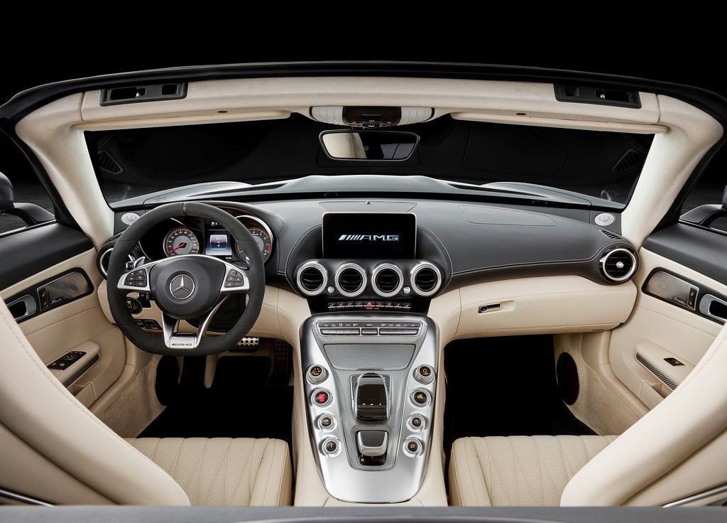 Mercedes-AMG presenteert de GT Roadster. Die brengt ook een nieuwe uitvoering met zich mee in de vorm van de GT C Roadster.