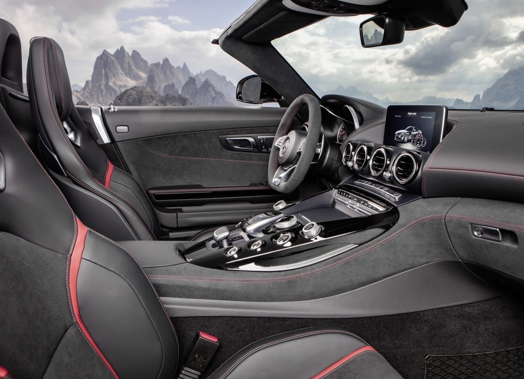 Mercedes-AMG presenteert de GT Roadster. Die brengt ook een nieuwe uitvoering met zich mee in de vorm van de GT C Roadster.