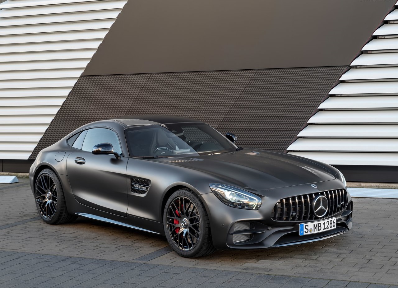Mercedes-Benz vond het hoog tijd dat de AMG GT een facelift kreeg. Dat is nu gebeurd en het levert ook meteen een nieuwe limited edition-uitvoering op ter gelegenheid van het 50-jarig bestaan van AMG.