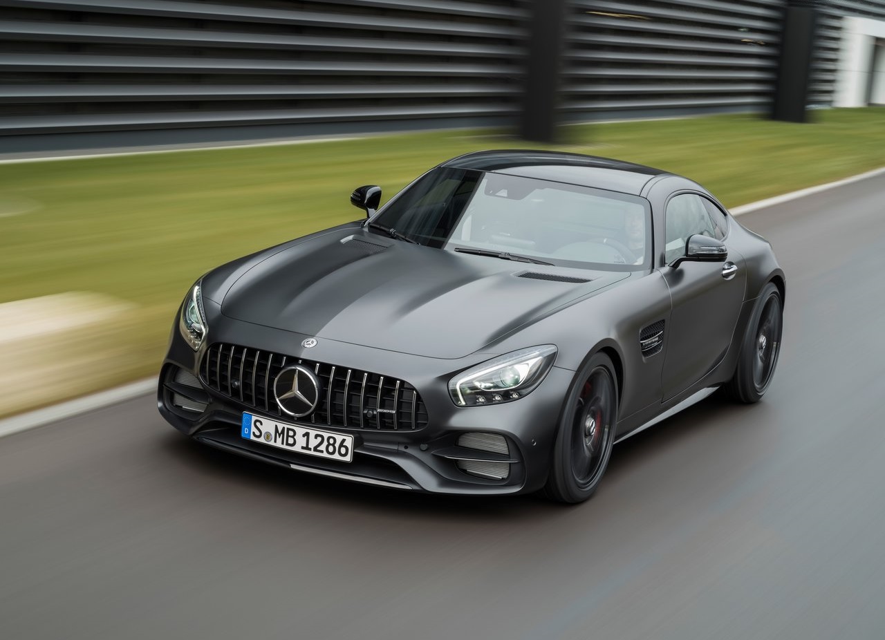 Mercedes-Benz vond het hoog tijd dat de AMG GT een facelift kreeg. Dat is nu gebeurd en het levert ook meteen een nieuwe limited edition-uitvoering op ter gelegenheid van het 50-jarig bestaan van AMG.