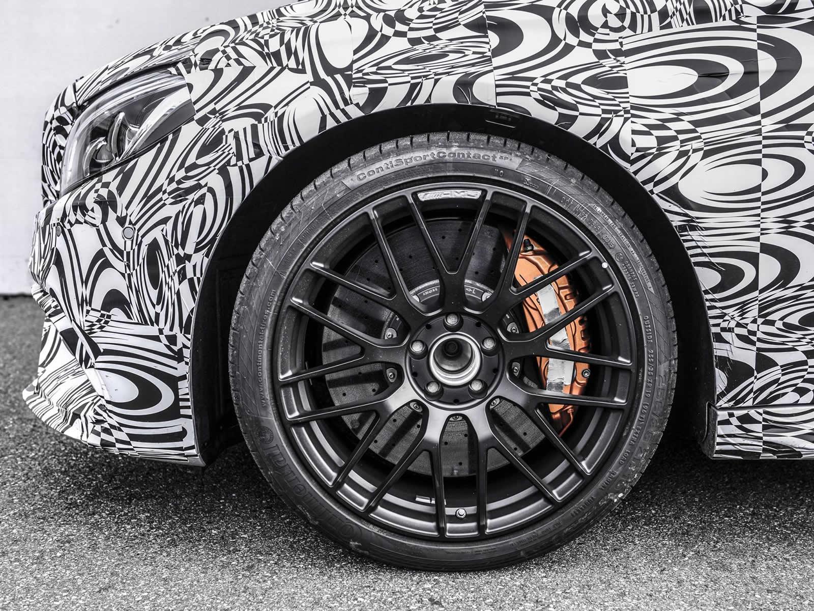 Het is nog hooguit een maand of twee wachten tot de Mercedes-AMG C-klasse Coup zich laat zien op de IAA in Frankfurt, dus is het voor de huistuner uit Affalterbach de hoogste tijd om te gaan teasen.