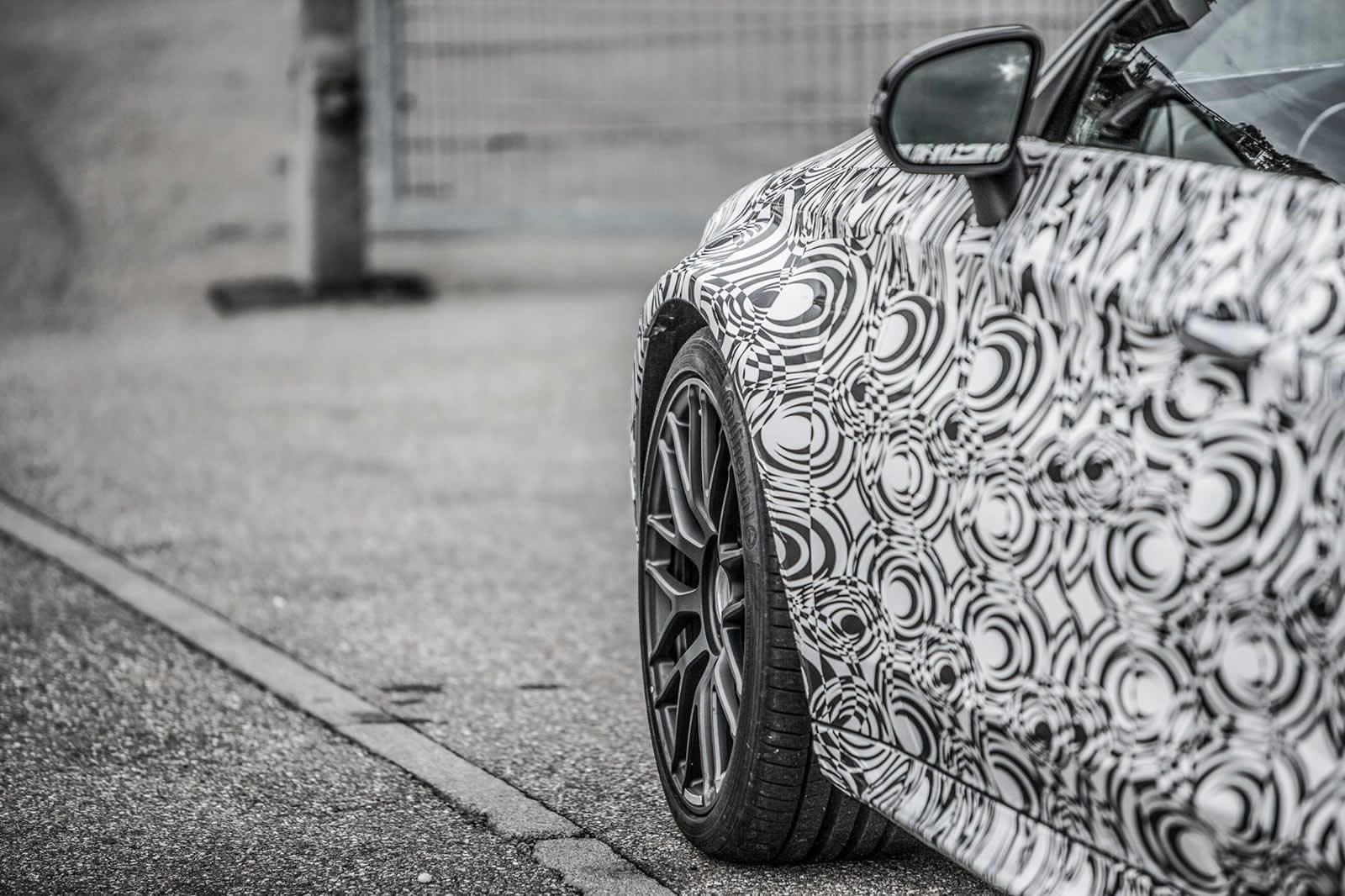 Het is nog hooguit een maand of twee wachten tot de Mercedes-AMG C-klasse Coup zich laat zien op de IAA in Frankfurt, dus is het voor de huistuner uit Affalterbach de hoogste tijd om te gaan teasen.