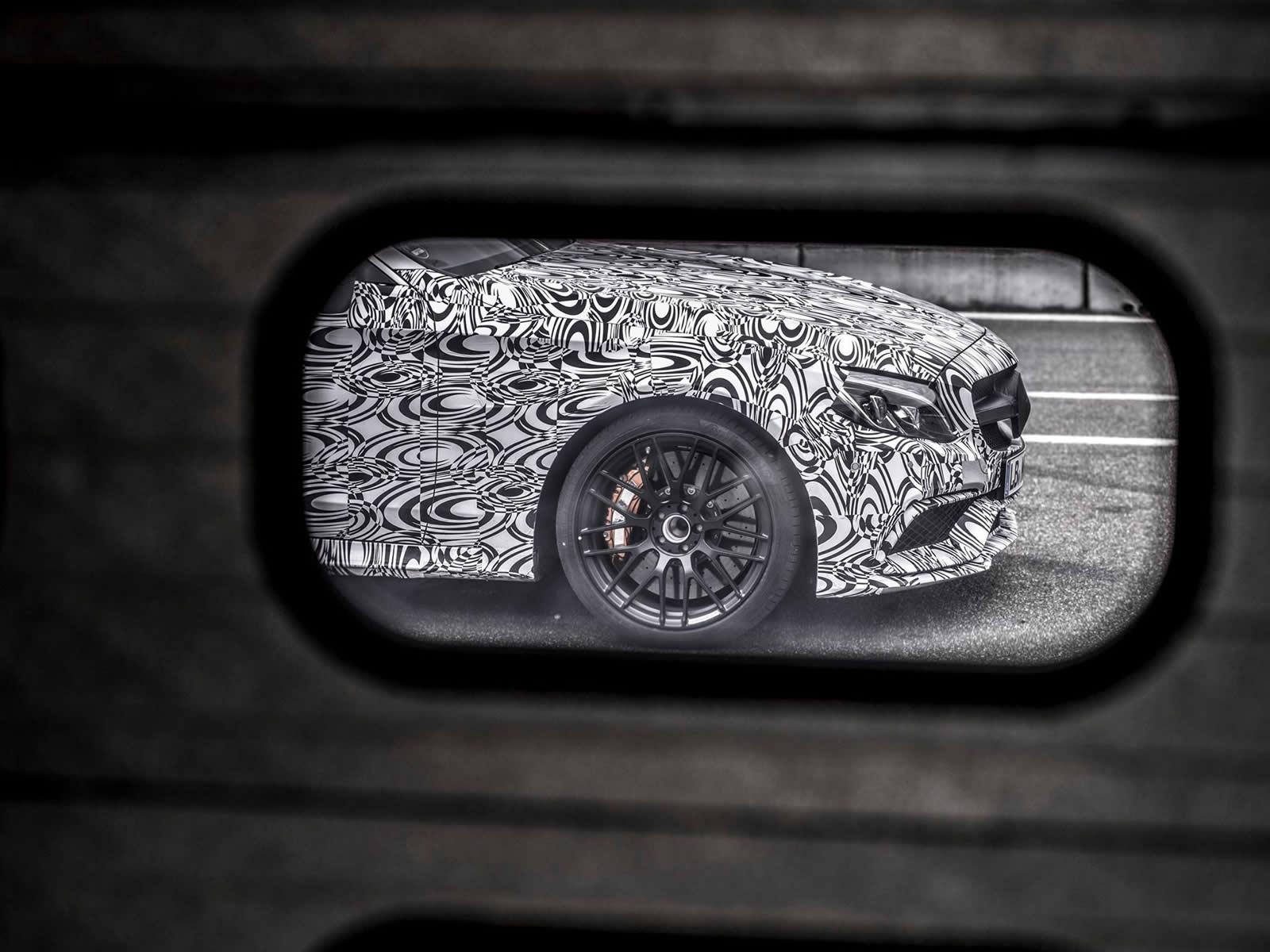 Het is nog hooguit een maand of twee wachten tot de Mercedes-AMG C-klasse Coup zich laat zien op de IAA in Frankfurt, dus is het voor de huistuner uit Affalterbach de hoogste tijd om te gaan teasen.