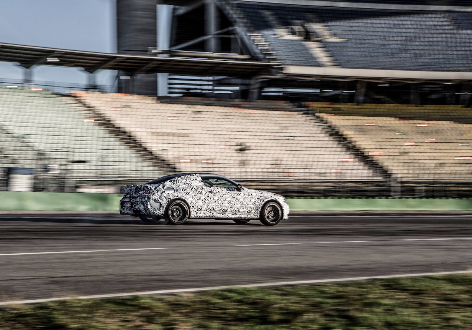 Het is nog hooguit een maand of twee wachten tot de Mercedes-AMG C-klasse Coup zich laat zien op de IAA in Frankfurt, dus is het voor de huistuner uit Affalterbach de hoogste tijd om te gaan teasen.