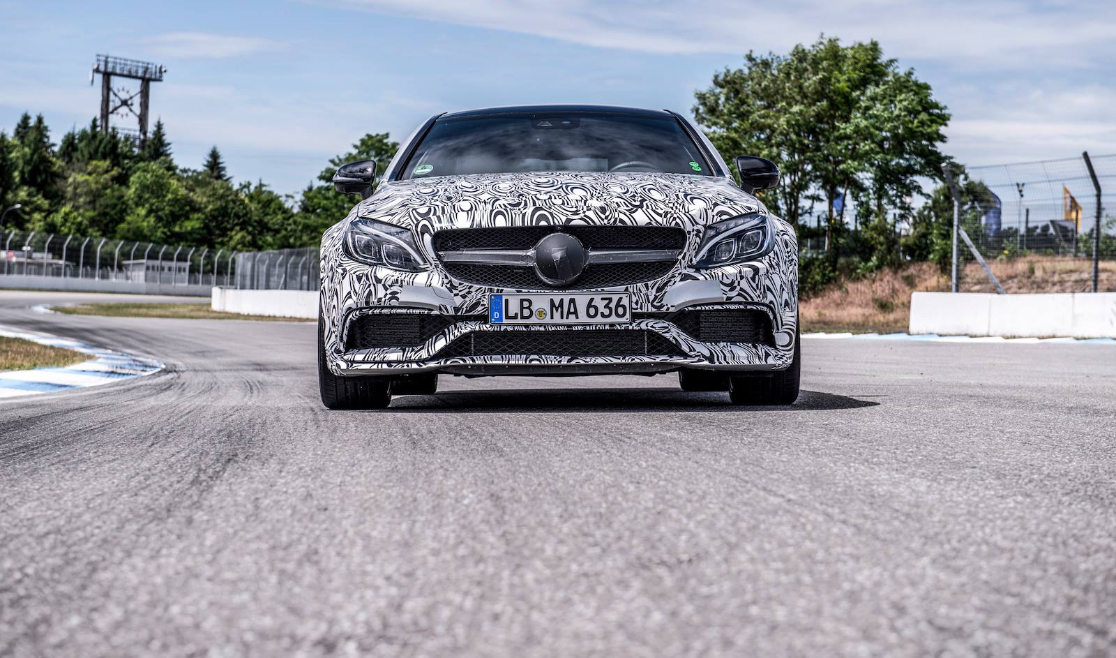 Het is nog hooguit een maand of twee wachten tot de Mercedes-AMG C-klasse Coup zich laat zien op de IAA in Frankfurt, dus is het voor de huistuner uit Affalterbach de hoogste tijd om te gaan teasen.