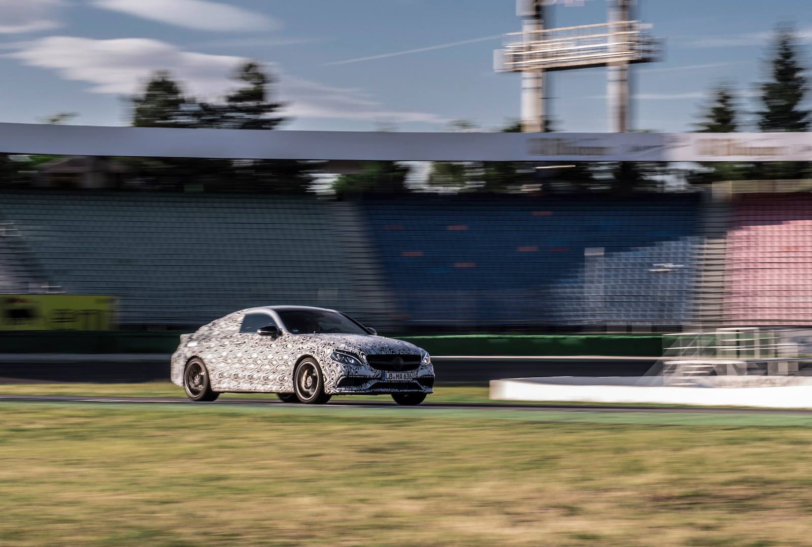 Het is nog hooguit een maand of twee wachten tot de Mercedes-AMG C-klasse Coup zich laat zien op de IAA in Frankfurt, dus is het voor de huistuner uit Affalterbach de hoogste tijd om te gaan teasen.