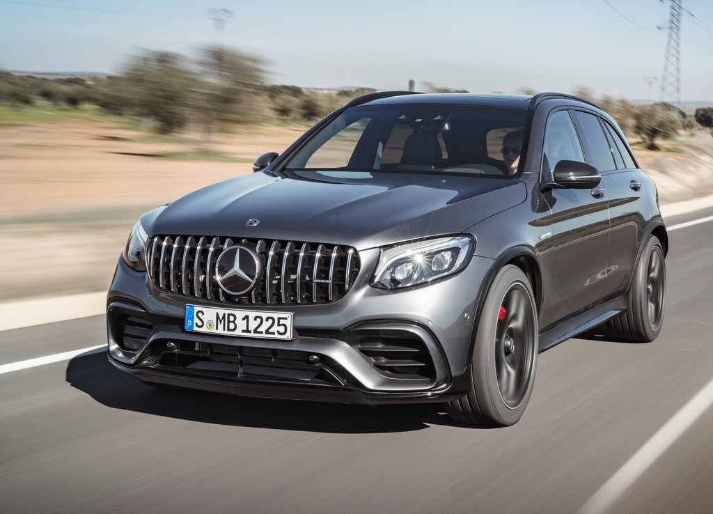 De Mercedes-Benz GLC en GLC Coup krijgen er een sportief broertje bij in de vorm van de AMG-versies van de autos. De SUVs bereiken in slechts 3,8 seconden de 100 km/h.