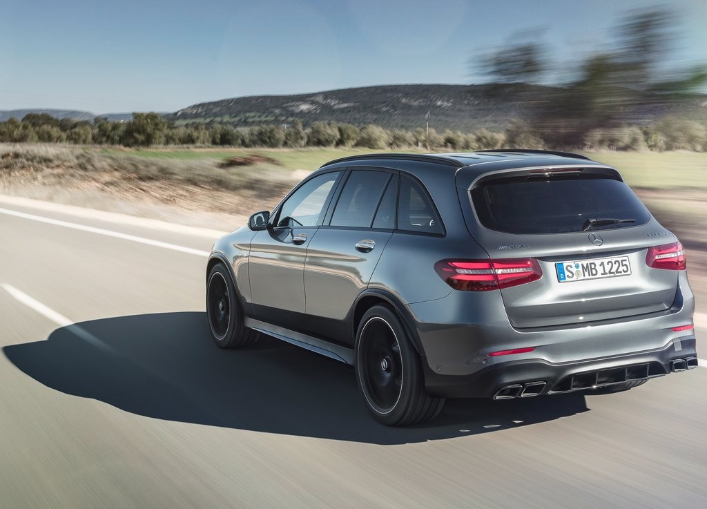 De Mercedes-Benz GLC en GLC Coup krijgen er een sportief broertje bij in de vorm van de AMG-versies van de autos. De SUVs bereiken in slechts 3,8 seconden de 100 km/h.