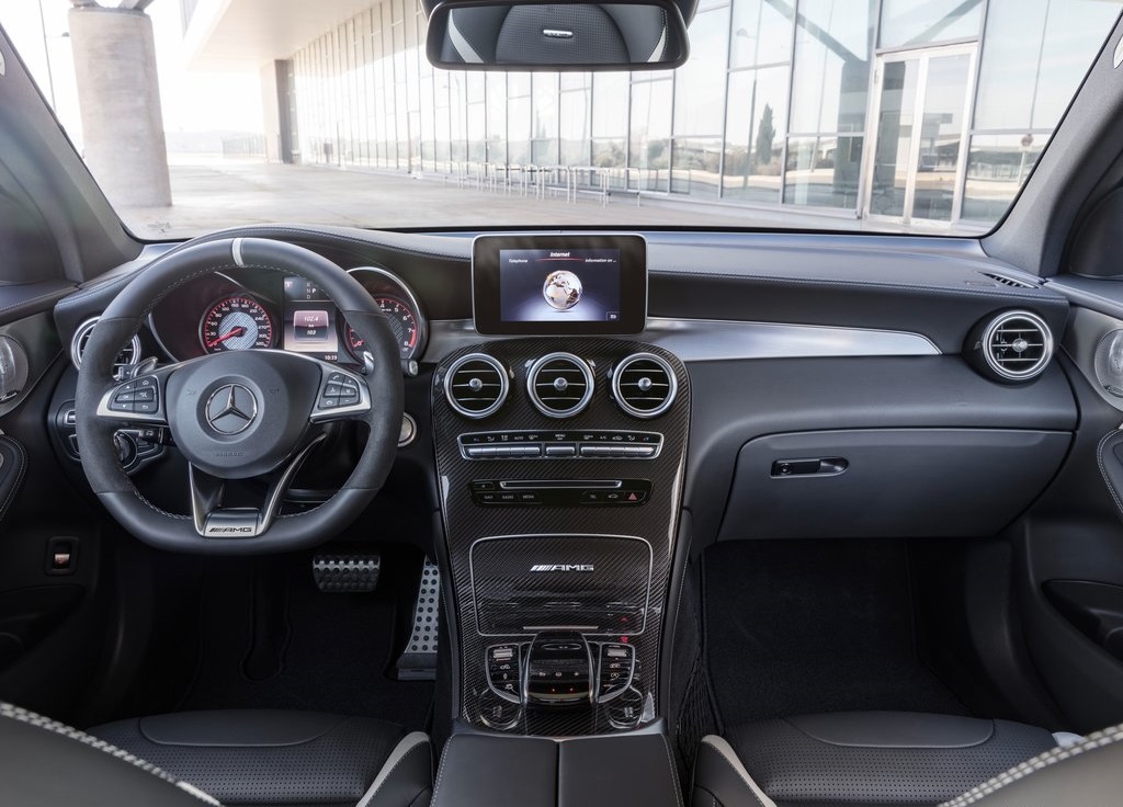 De Mercedes-Benz GLC en GLC Coup krijgen er een sportief broertje bij in de vorm van de AMG-versies van de autos. De SUVs bereiken in slechts 3,8 seconden de 100 km/h.