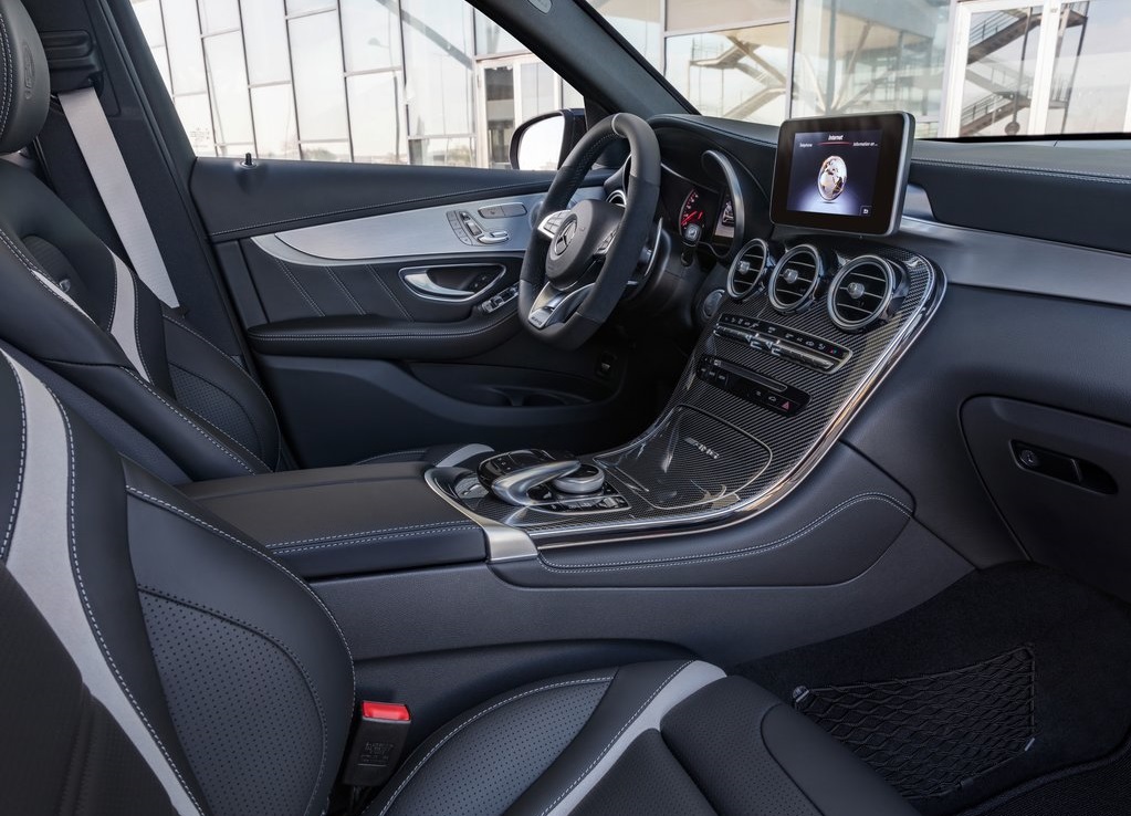 De Mercedes-Benz GLC en GLC Coup krijgen er een sportief broertje bij in de vorm van de AMG-versies van de autos. De SUVs bereiken in slechts 3,8 seconden de 100 km/h.