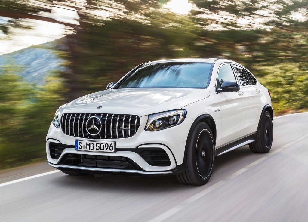 De Mercedes-Benz GLC en GLC Coup krijgen er een sportief broertje bij in de vorm van de AMG-versies van de autos. De SUVs bereiken in slechts 3,8 seconden de 100 km/h.