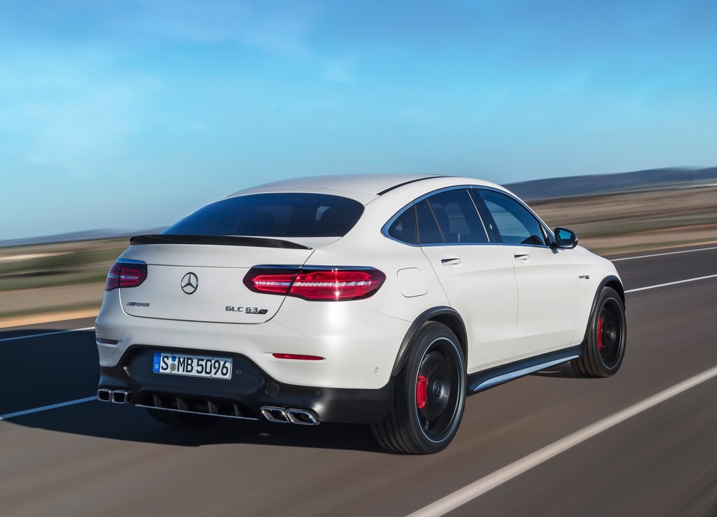 De Mercedes-Benz GLC en GLC Coup krijgen er een sportief broertje bij in de vorm van de AMG-versies van de autos. De SUVs bereiken in slechts 3,8 seconden de 100 km/h.
