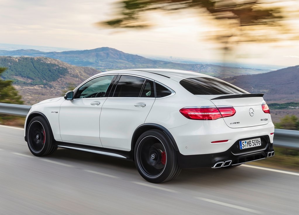 De Mercedes-Benz GLC en GLC Coup krijgen er een sportief broertje bij in de vorm van de AMG-versies van de autos. De SUVs bereiken in slechts 3,8 seconden de 100 km/h.