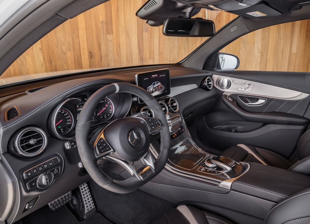 De Mercedes-Benz GLC en GLC Coup krijgen er een sportief broertje bij in de vorm van de AMG-versies van de autos. De SUVs bereiken in slechts 3,8 seconden de 100 km/h.