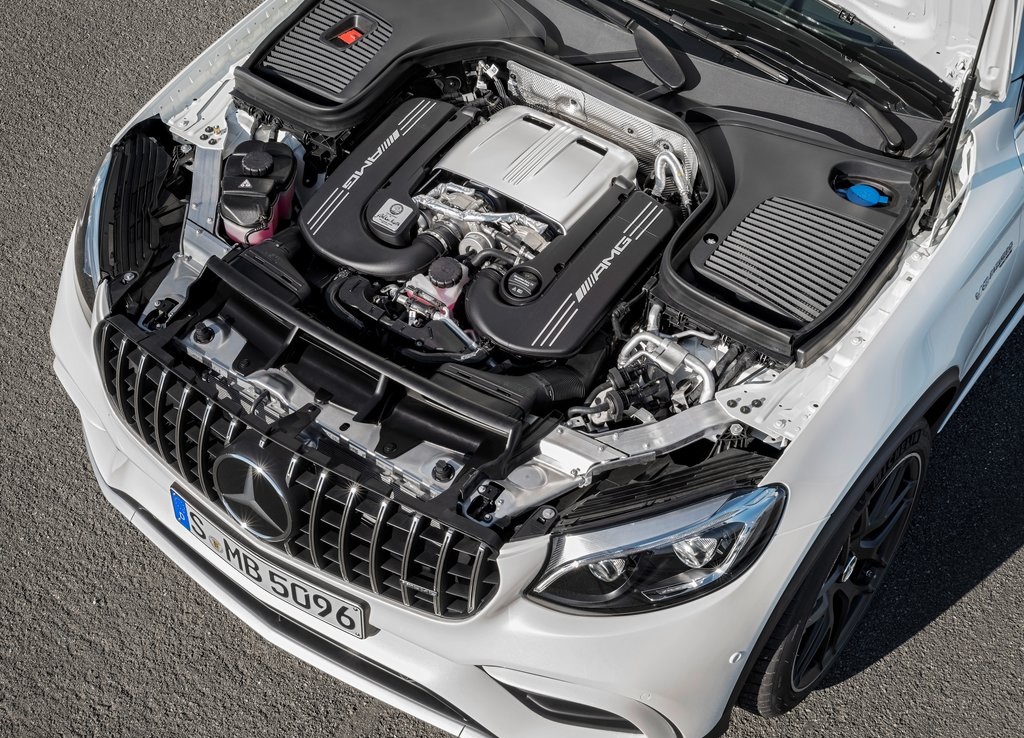 De Mercedes-Benz GLC en GLC Coup krijgen er een sportief broertje bij in de vorm van de AMG-versies van de autos. De SUVs bereiken in slechts 3,8 seconden de 100 km/h.