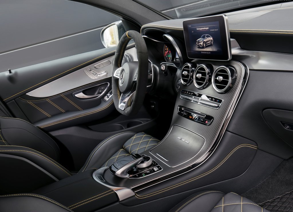 De Mercedes-Benz GLC en GLC Coup krijgen er een sportief broertje bij in de vorm van de AMG-versies van de autos. De SUVs bereiken in slechts 3,8 seconden de 100 km/h.