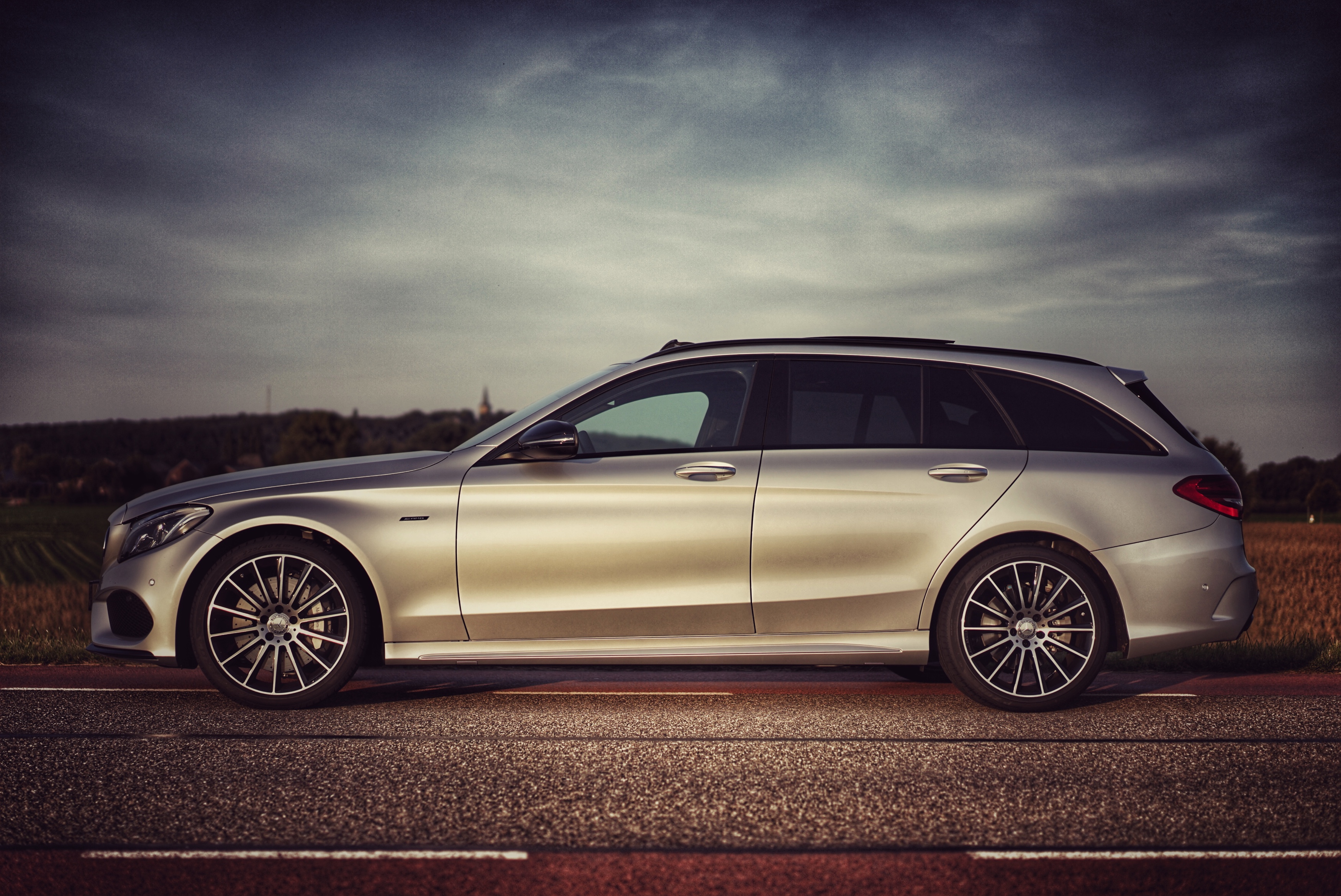 De Mercedes-Benz C 400 4Matic en de C 450 AMG 4Matic maken allebei gebruik van de 3,0 liter V6 met turbo, maar het eindresultaat is compleet verschillend. Wij zochten uit welke je moet hebben.