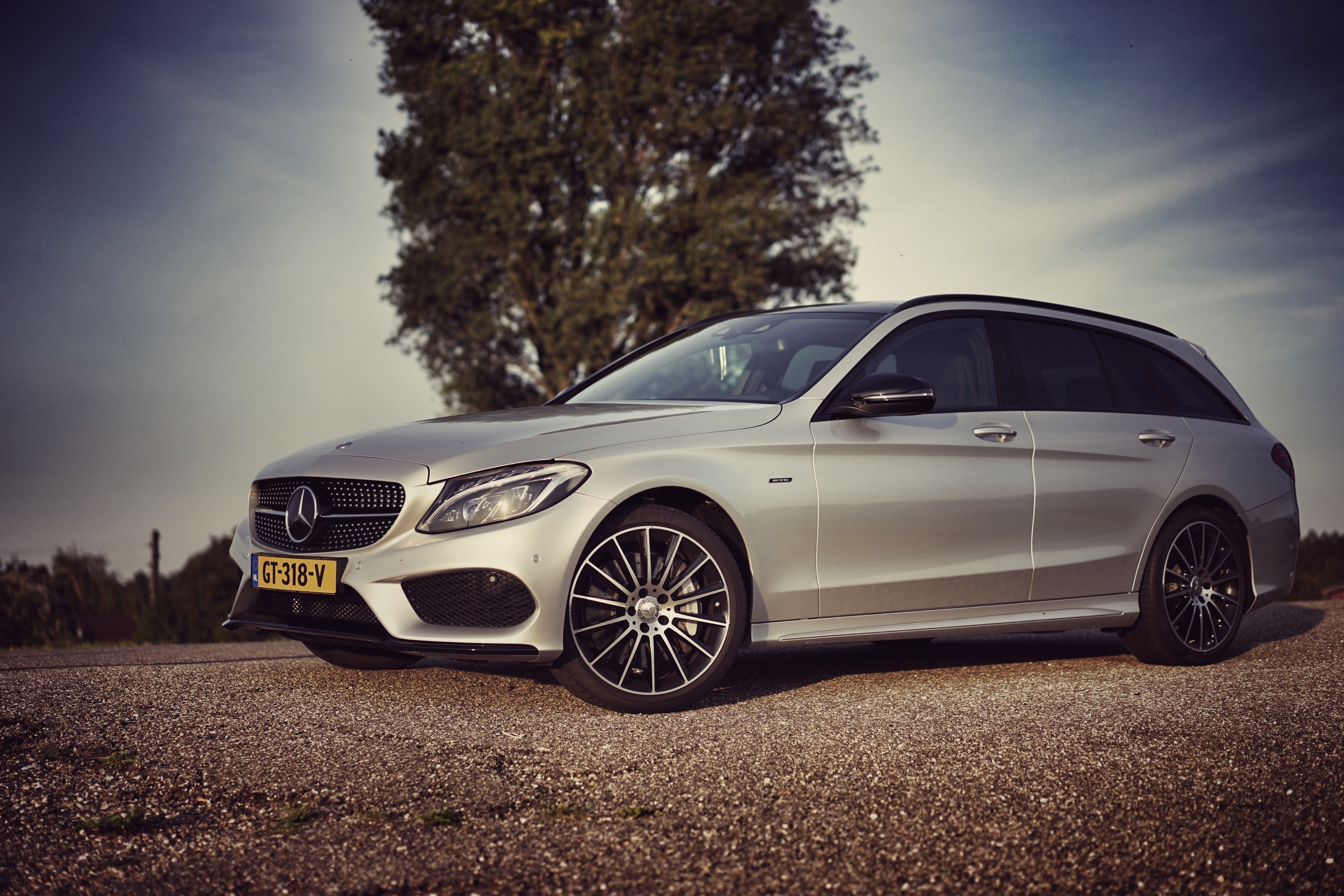De Mercedes-Benz C 400 4Matic en de C 450 AMG 4Matic maken allebei gebruik van de 3,0 liter V6 met turbo, maar het eindresultaat is compleet verschillend. Wij zochten uit welke je moet hebben.