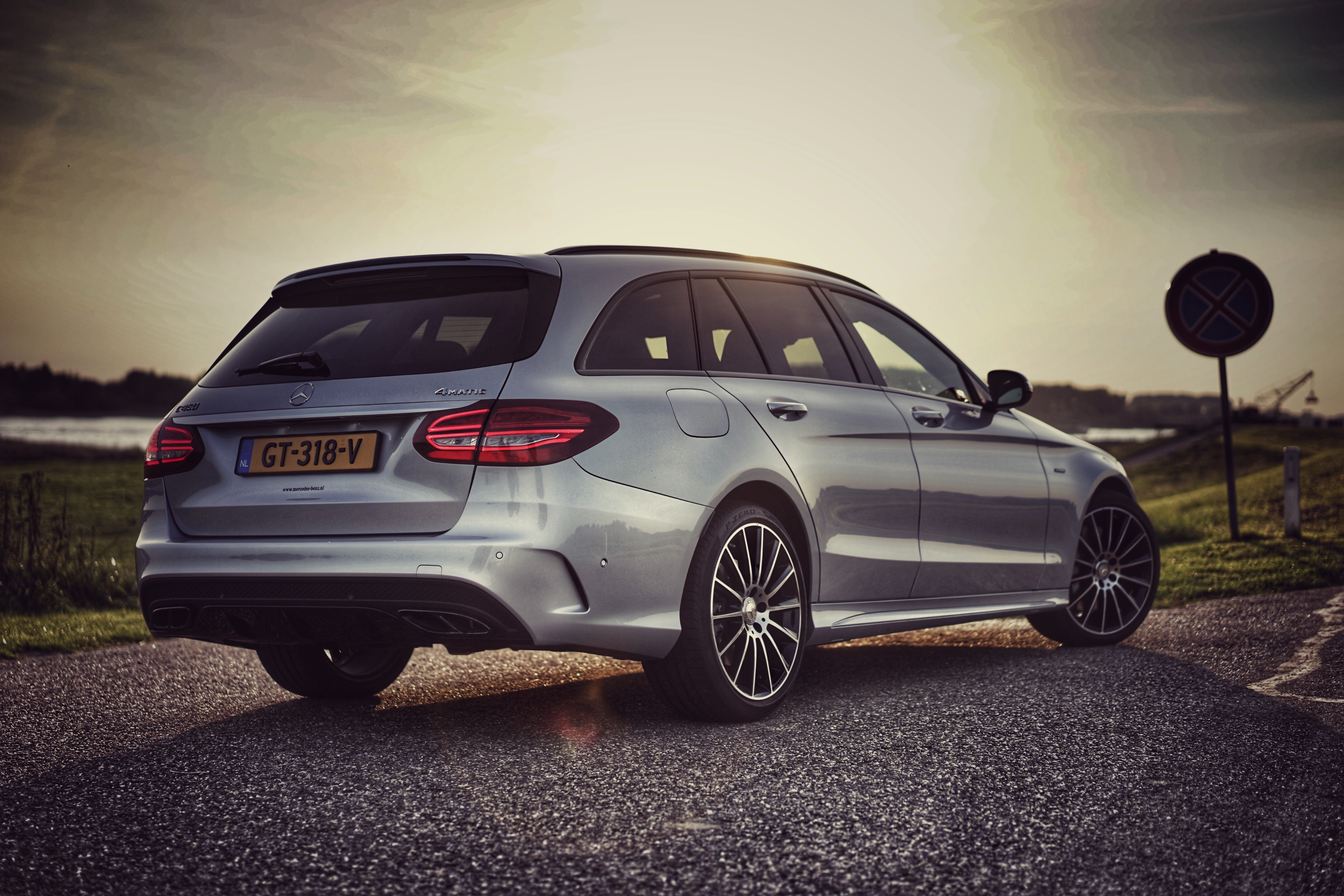 De Mercedes-Benz C 400 4Matic en de C 450 AMG 4Matic maken allebei gebruik van de 3,0 liter V6 met turbo, maar het eindresultaat is compleet verschillend. Wij zochten uit welke je moet hebben.