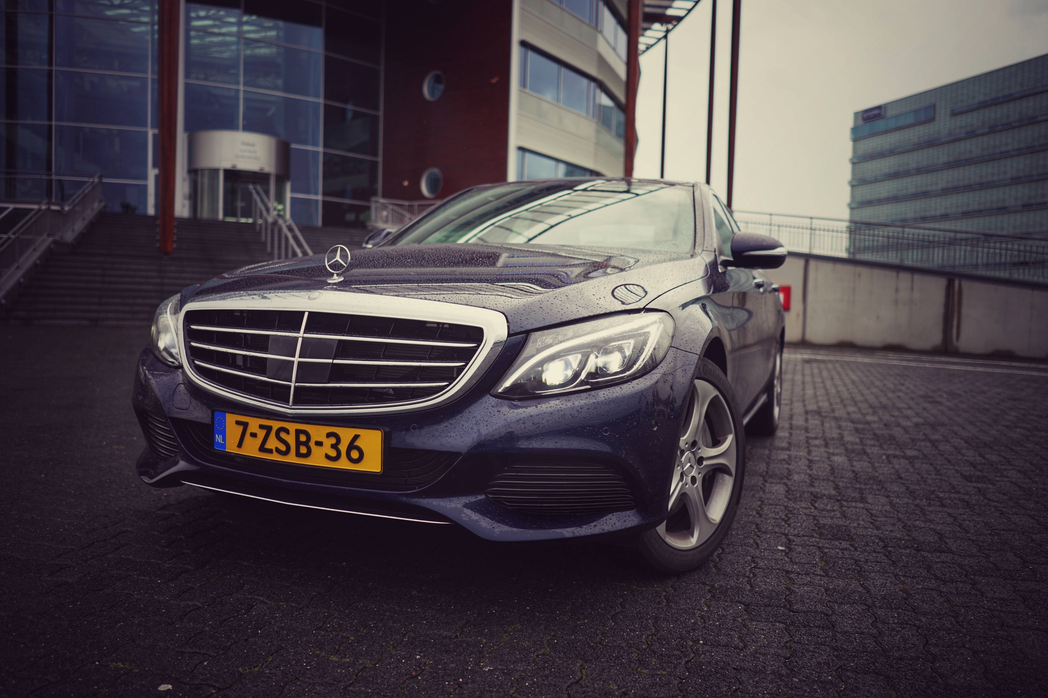 De Mercedes-Benz C 400 4Matic en de C 450 AMG 4Matic maken allebei gebruik van de 3,0 liter V6 met turbo, maar het eindresultaat is compleet verschillend. Wij zochten uit welke je moet hebben.