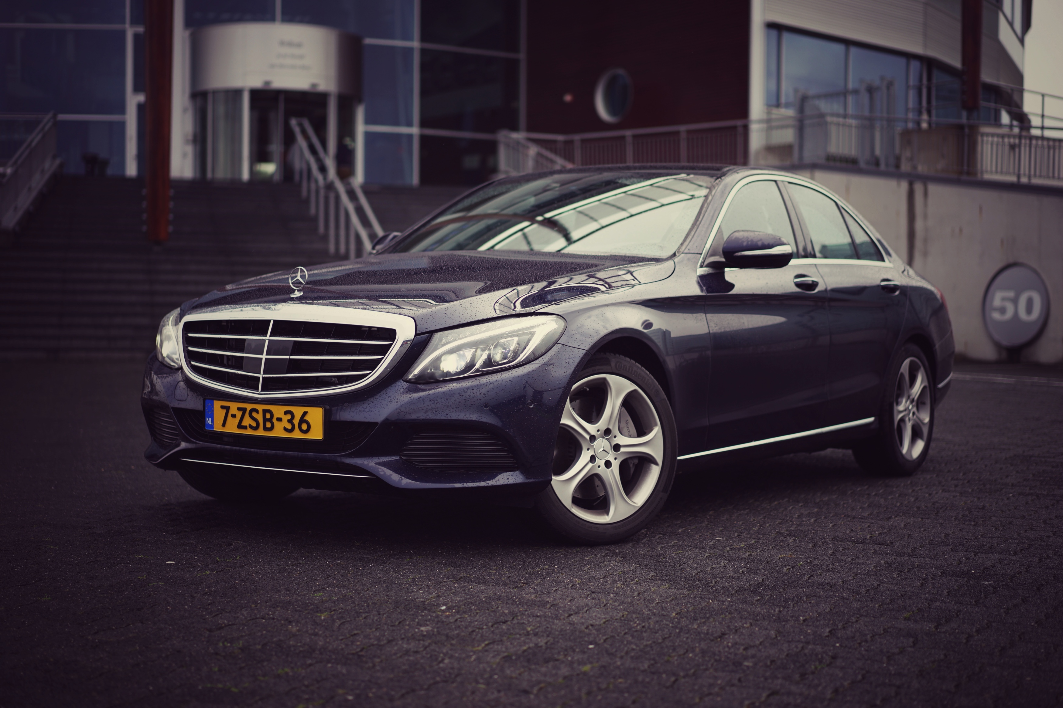 De Mercedes-Benz C 400 4Matic en de C 450 AMG 4Matic maken allebei gebruik van de 3,0 liter V6 met turbo, maar het eindresultaat is compleet verschillend. Wij zochten uit welke je moet hebben.