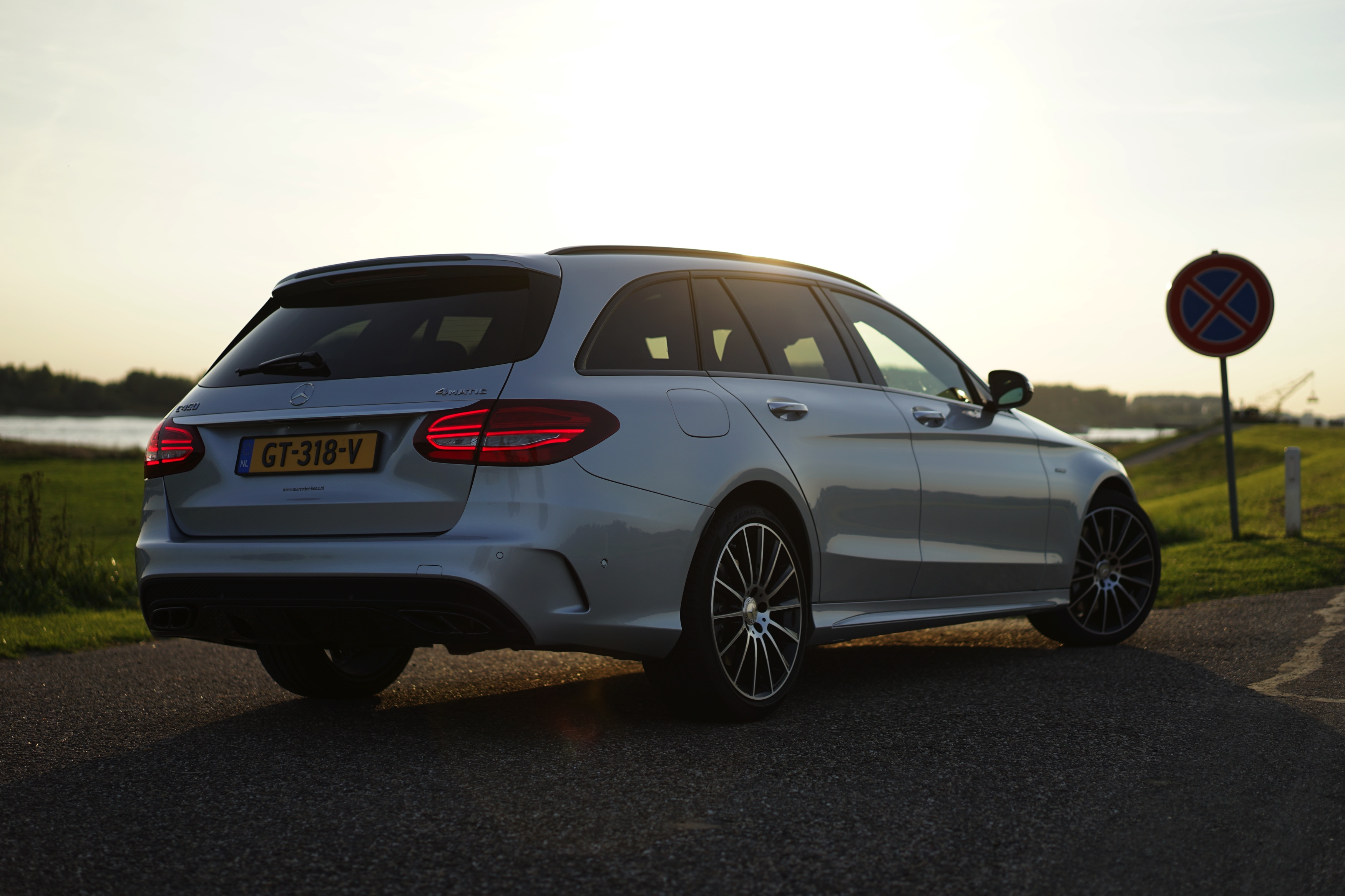 De Mercedes-Benz C 400 4Matic en de C 450 AMG 4Matic maken allebei gebruik van de 3,0 liter V6 met turbo, maar het eindresultaat is compleet verschillend. Wij zochten uit welke je moet hebben.