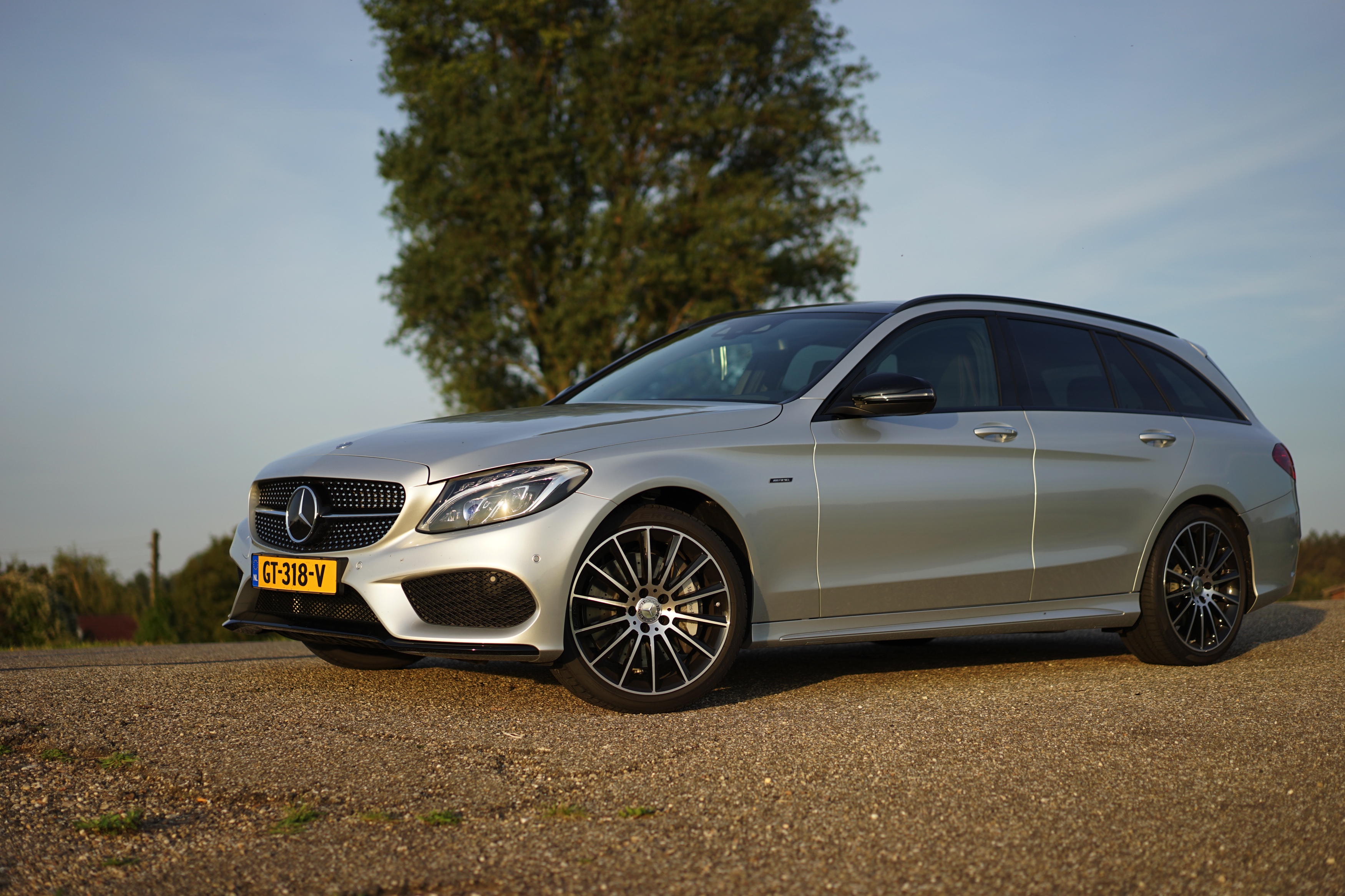 De Mercedes-Benz C 400 4Matic en de C 450 AMG 4Matic maken allebei gebruik van de 3,0 liter V6 met turbo, maar het eindresultaat is compleet verschillend. Wij zochten uit welke je moet hebben.