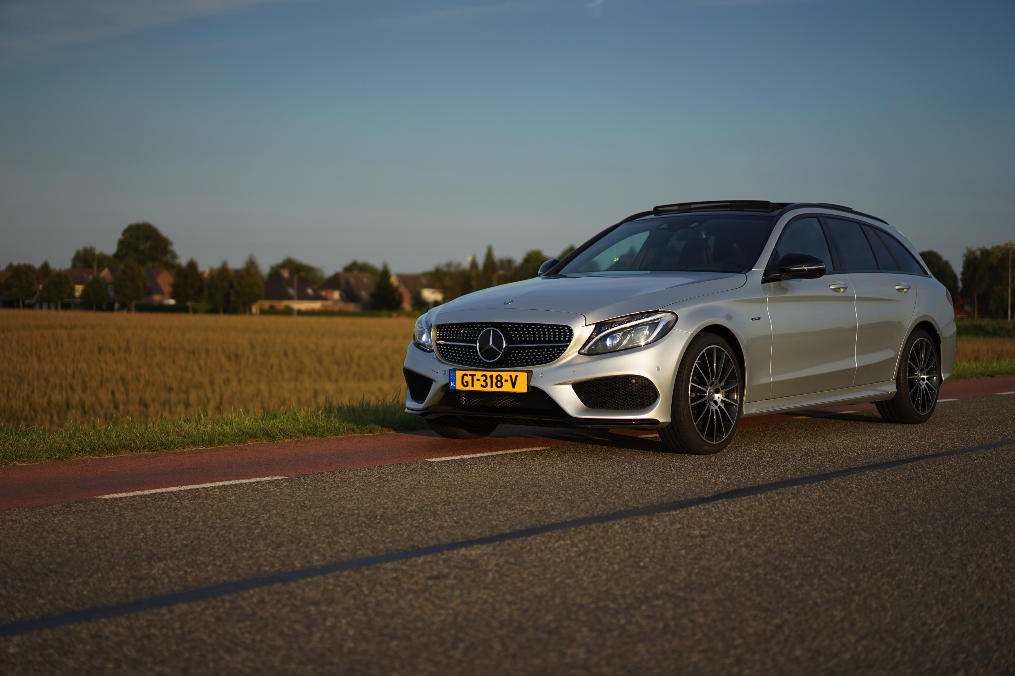 De Mercedes-Benz C 400 4Matic en de C 450 AMG 4Matic maken allebei gebruik van de 3,0 liter V6 met turbo, maar het eindresultaat is compleet verschillend. Wij zochten uit welke je moet hebben.