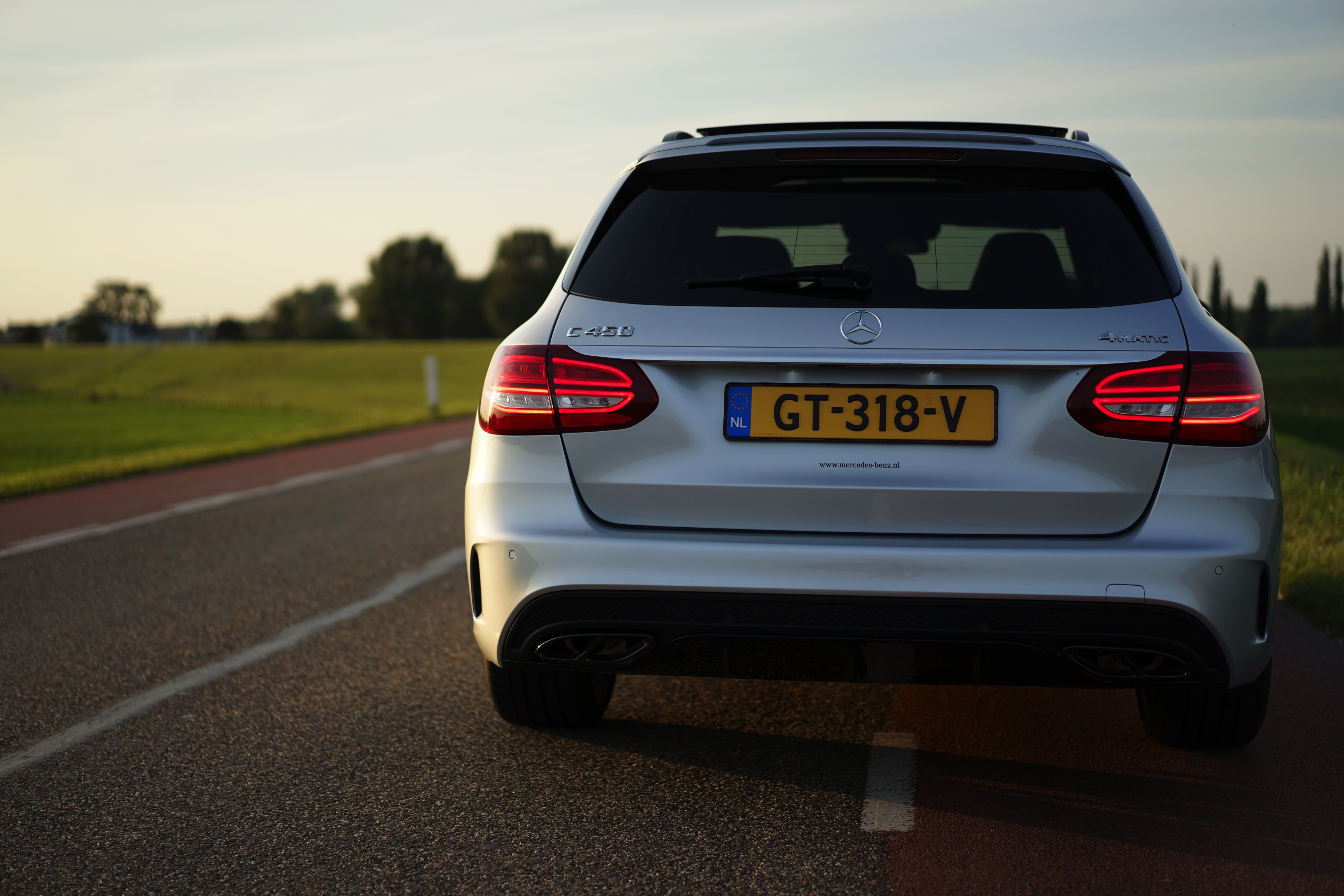 De Mercedes-Benz C 400 4Matic en de C 450 AMG 4Matic maken allebei gebruik van de 3,0 liter V6 met turbo, maar het eindresultaat is compleet verschillend. Wij zochten uit welke je moet hebben.