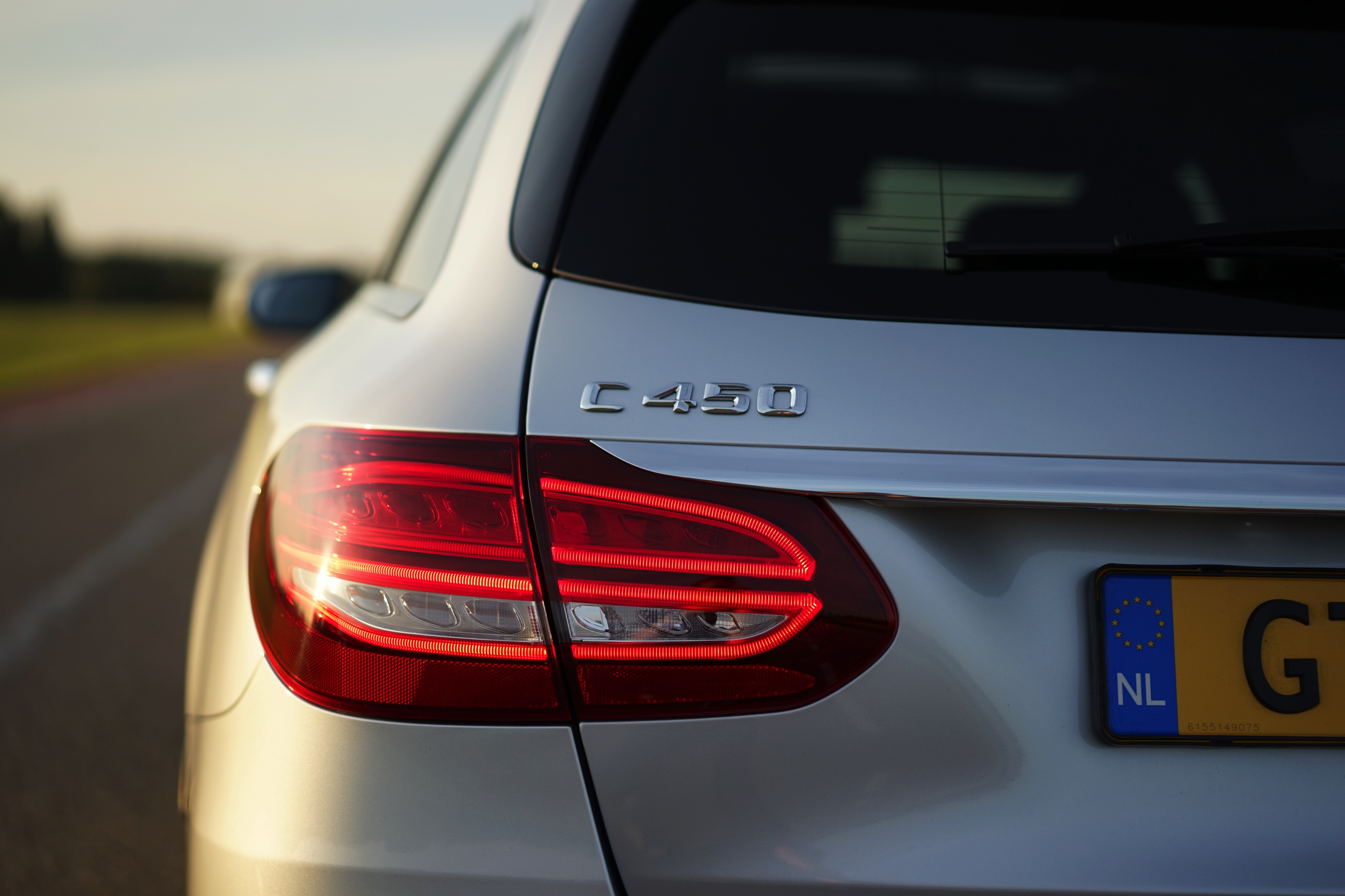 De Mercedes-Benz C 400 4Matic en de C 450 AMG 4Matic maken allebei gebruik van de 3,0 liter V6 met turbo, maar het eindresultaat is compleet verschillend. Wij zochten uit welke je moet hebben.