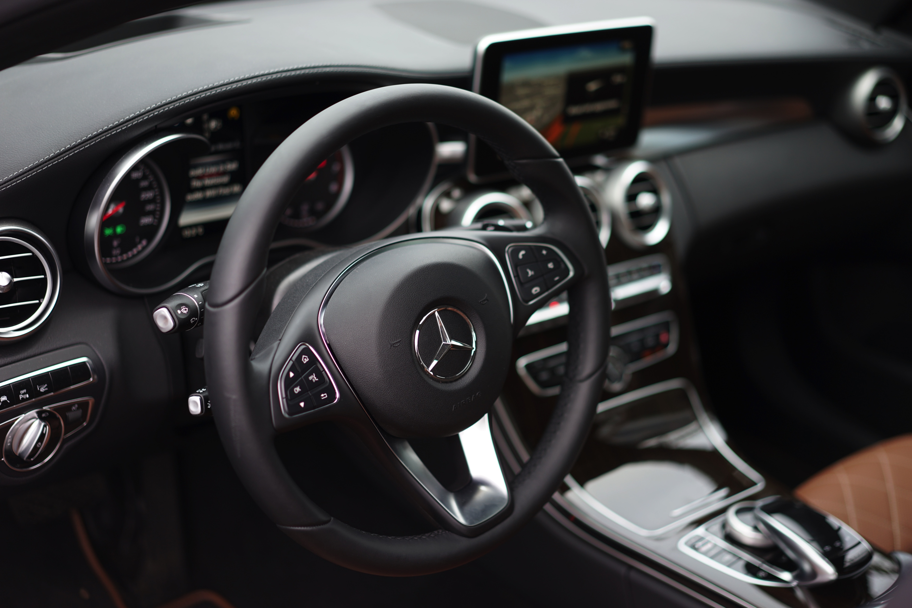 De Mercedes-Benz C 400 4Matic en de C 450 AMG 4Matic maken allebei gebruik van de 3,0 liter V6 met turbo, maar het eindresultaat is compleet verschillend. Wij zochten uit welke je moet hebben.