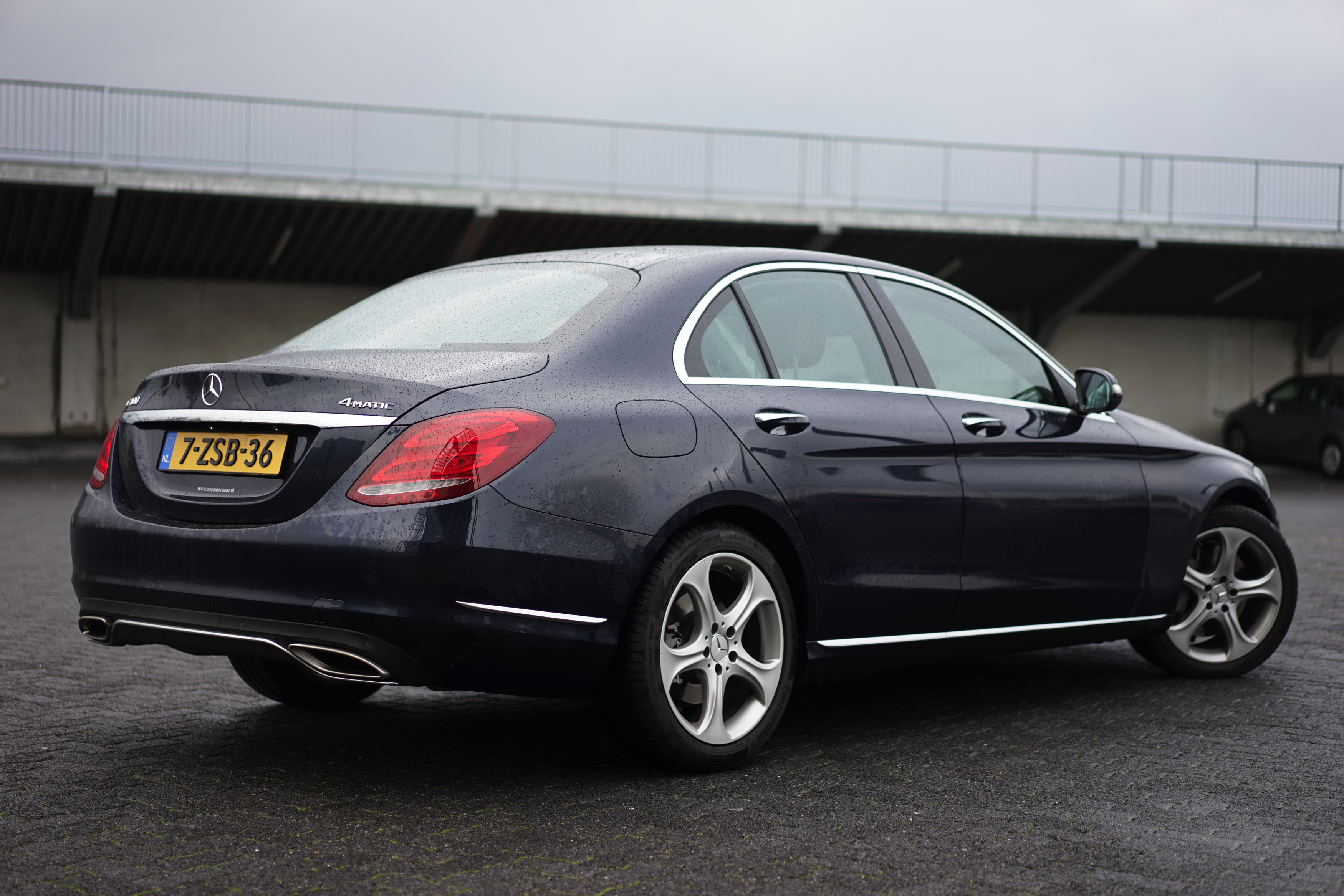 De Mercedes-Benz C 400 4Matic en de C 450 AMG 4Matic maken allebei gebruik van de 3,0 liter V6 met turbo, maar het eindresultaat is compleet verschillend. Wij zochten uit welke je moet hebben.