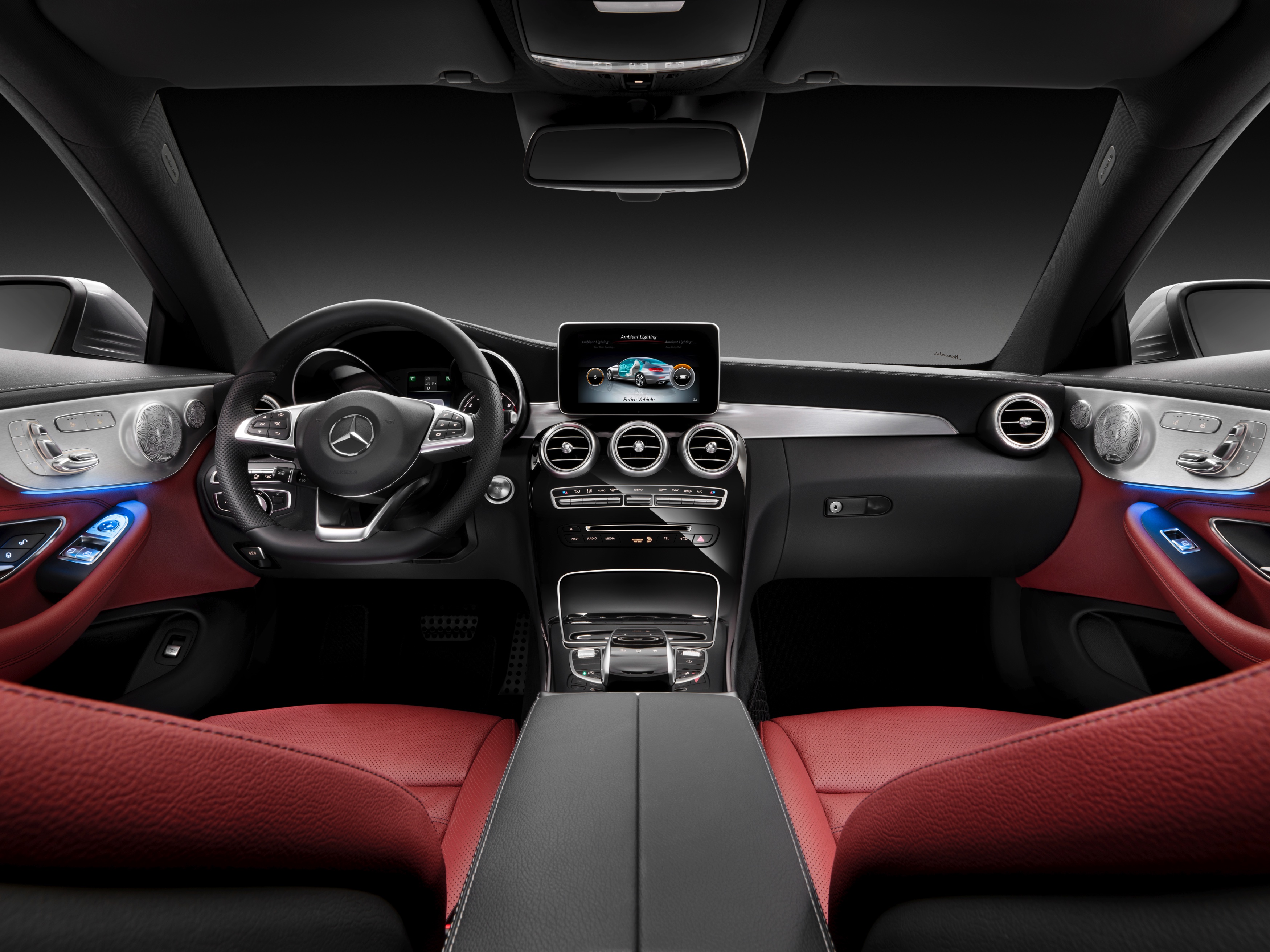 Daar is hij dan, de nieuwe Mercedes-Benz C-Klasse Coup. Hij is zowel langer als breder dan zijn voorganger, maar het meest groeide hij in stijl. Hier lees je alles over de nieuwe Coup uit Stuttgart.