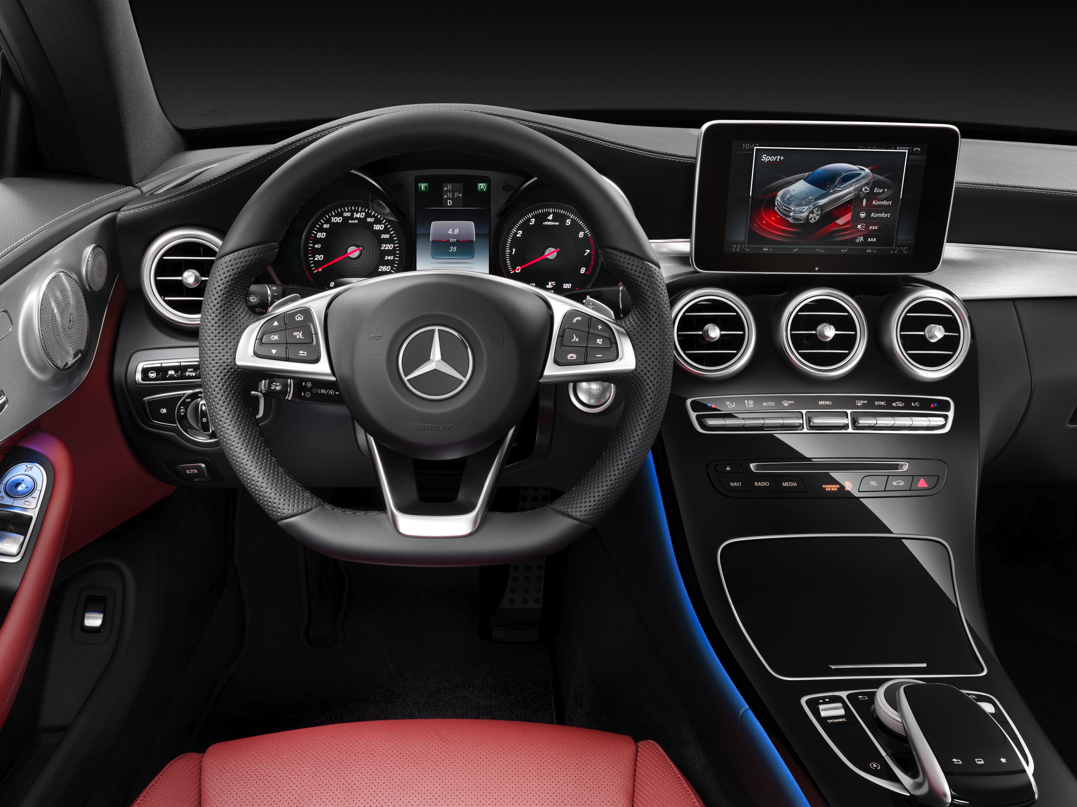 Daar is hij dan, de nieuwe Mercedes-Benz C-Klasse Coup. Hij is zowel langer als breder dan zijn voorganger, maar het meest groeide hij in stijl. Hier lees je alles over de nieuwe Coup uit Stuttgart.