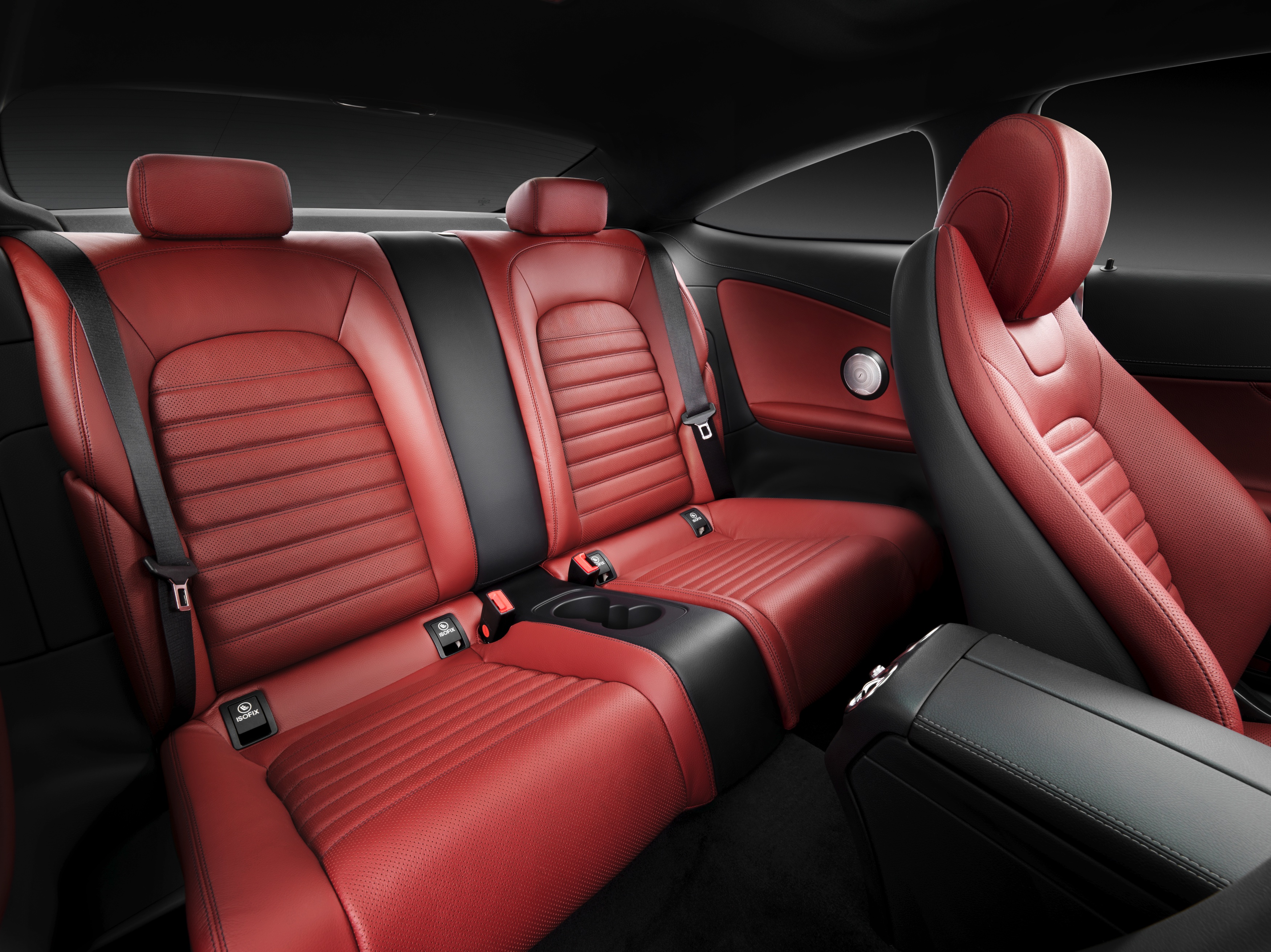 Daar is hij dan, de nieuwe Mercedes-Benz C-Klasse Coup. Hij is zowel langer als breder dan zijn voorganger, maar het meest groeide hij in stijl. Hier lees je alles over de nieuwe Coup uit Stuttgart.