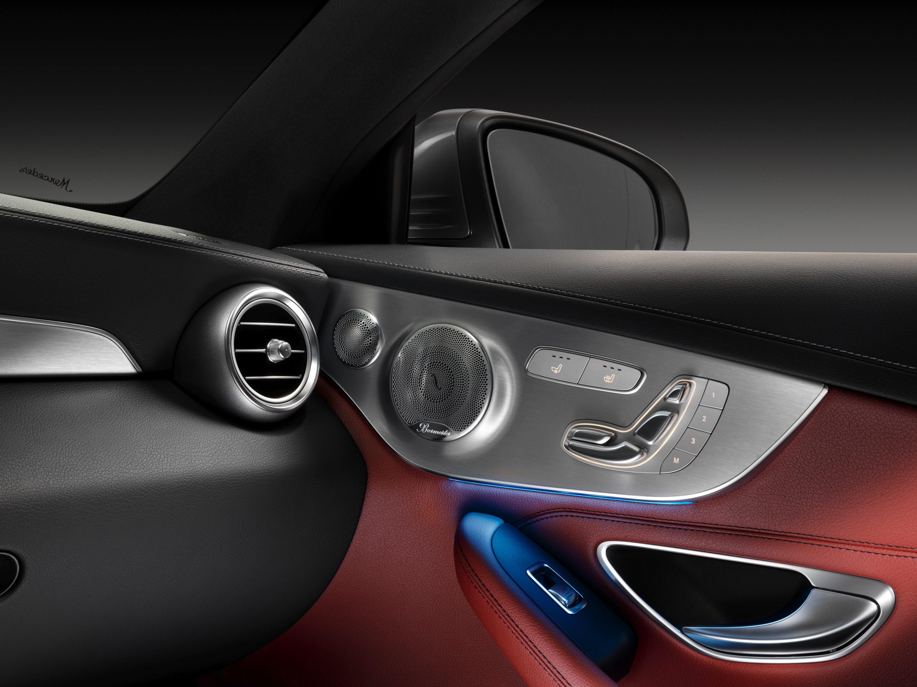 Daar is hij dan, de nieuwe Mercedes-Benz C-Klasse Coup. Hij is zowel langer als breder dan zijn voorganger, maar het meest groeide hij in stijl. Hier lees je alles over de nieuwe Coup uit Stuttgart.