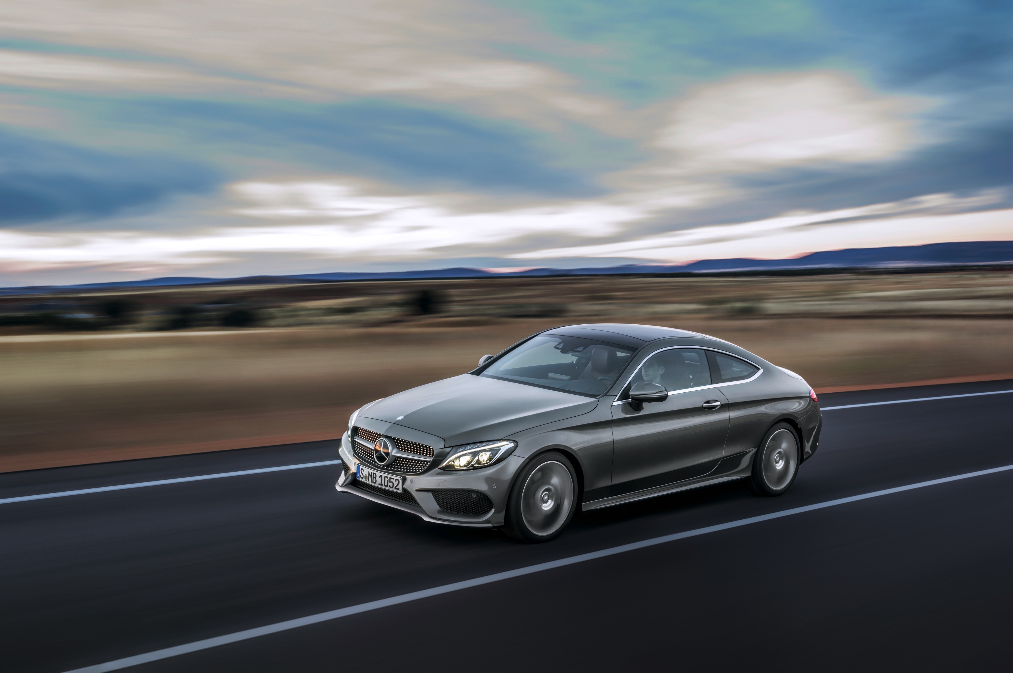 Daar is hij dan, de nieuwe Mercedes-Benz C-Klasse Coup. Hij is zowel langer als breder dan zijn voorganger, maar het meest groeide hij in stijl. Hier lees je alles over de nieuwe Coup uit Stuttgart.