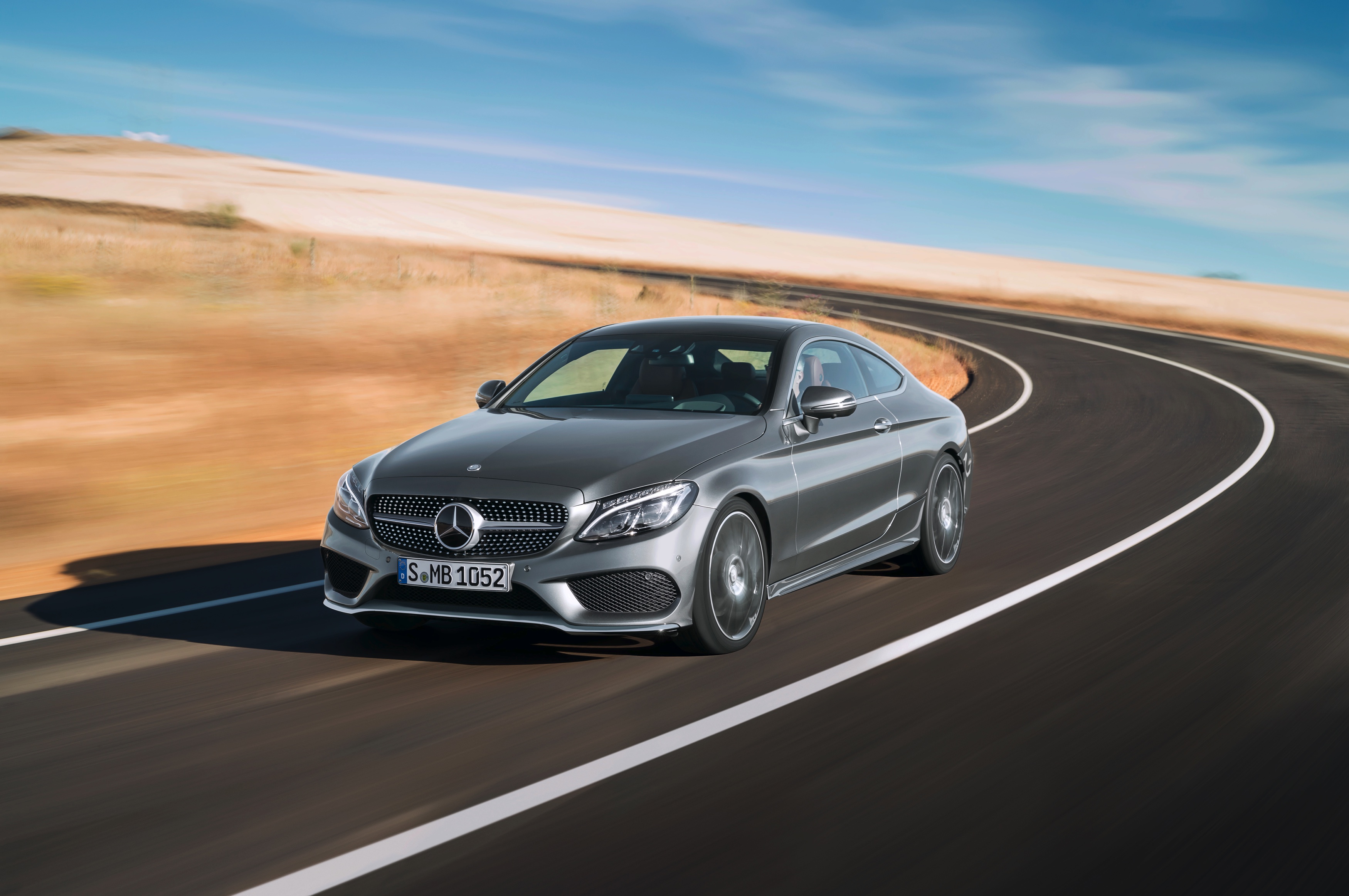 Daar is hij dan, de nieuwe Mercedes-Benz C-Klasse Coup. Hij is zowel langer als breder dan zijn voorganger, maar het meest groeide hij in stijl. Hier lees je alles over de nieuwe Coup uit Stuttgart.