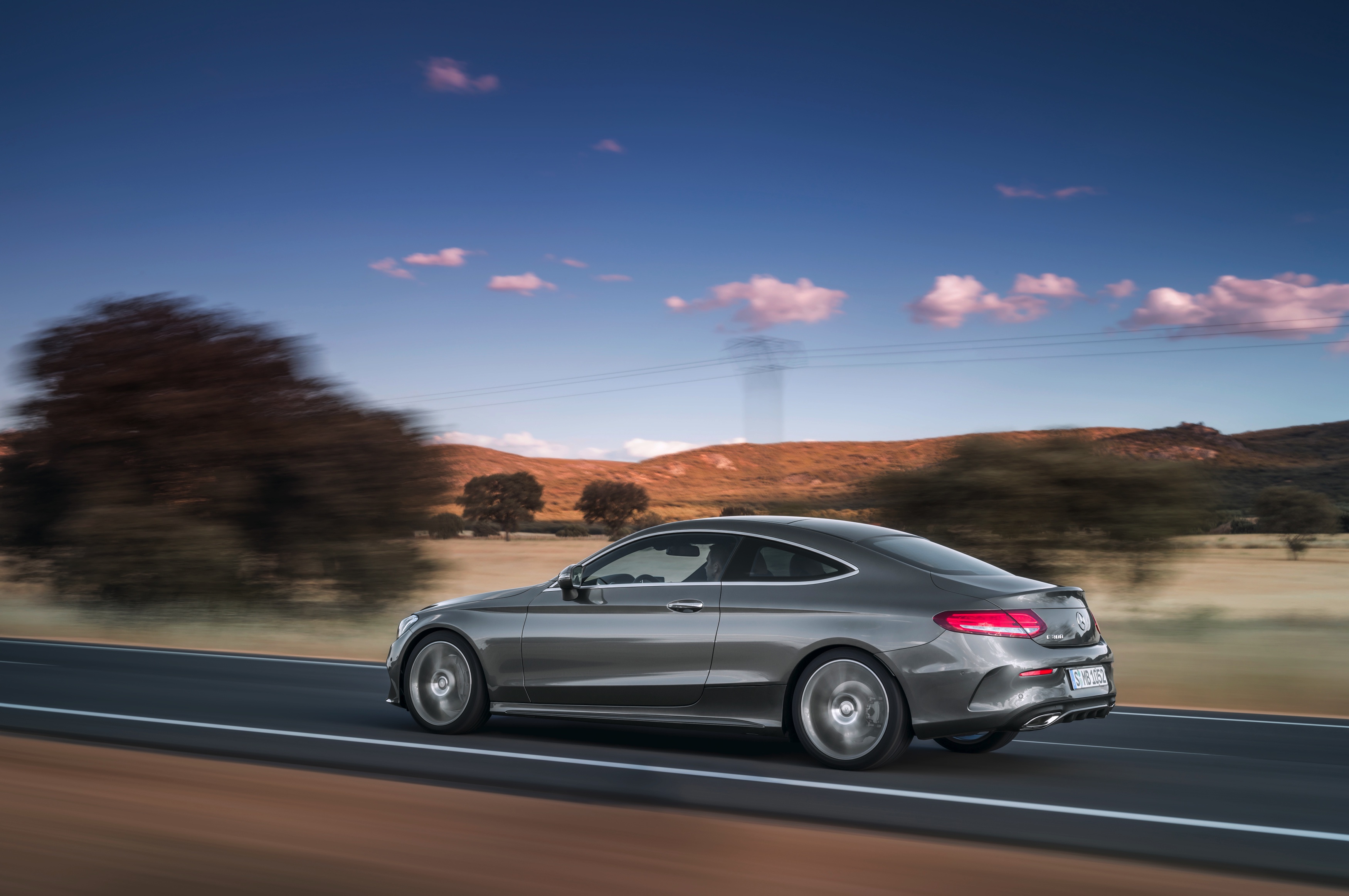 Daar is hij dan, de nieuwe Mercedes-Benz C-Klasse Coup. Hij is zowel langer als breder dan zijn voorganger, maar het meest groeide hij in stijl. Hier lees je alles over de nieuwe Coup uit Stuttgart.