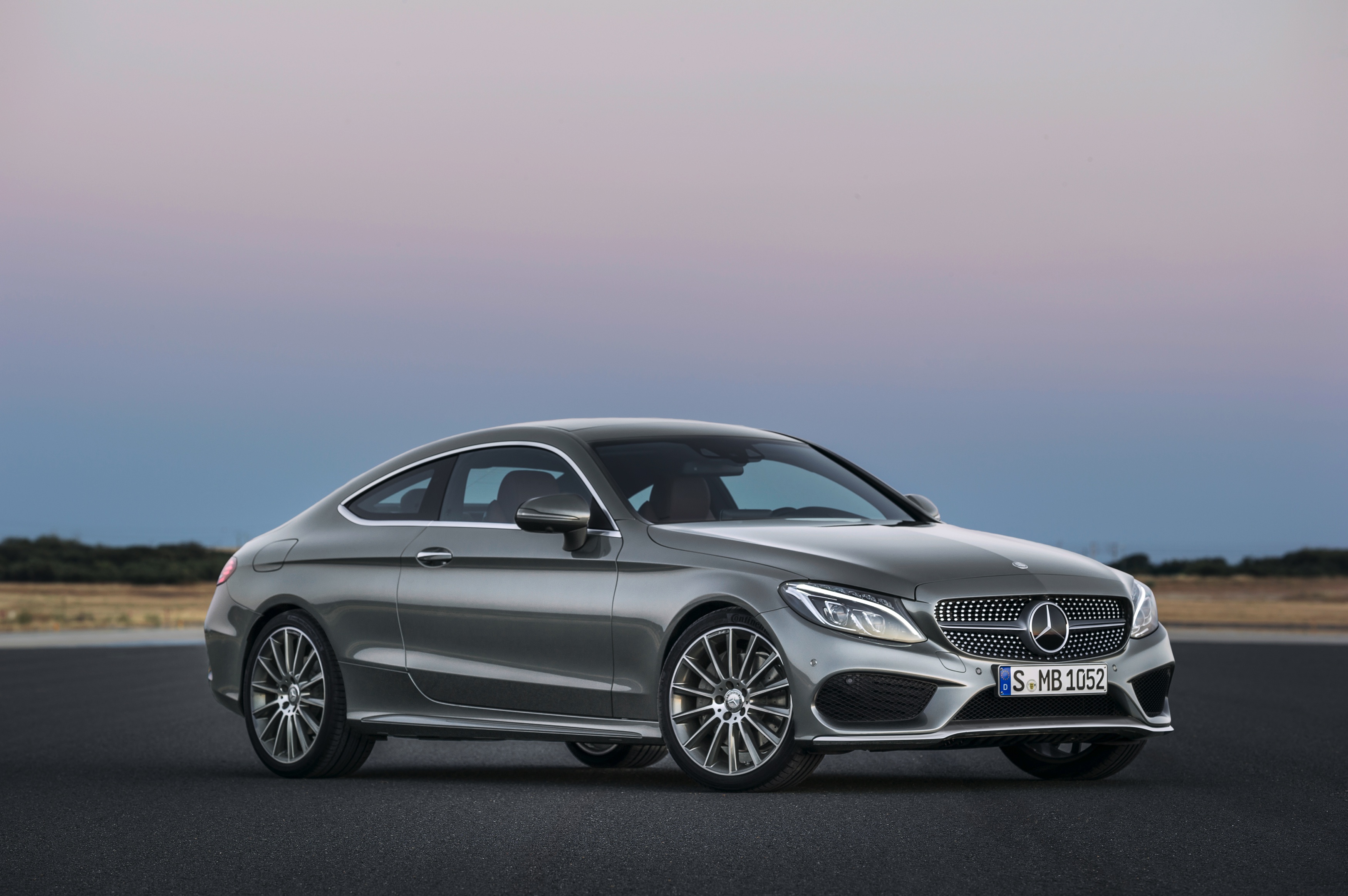Daar is hij dan, de nieuwe Mercedes-Benz C-Klasse Coup. Hij is zowel langer als breder dan zijn voorganger, maar het meest groeide hij in stijl. Hier lees je alles over de nieuwe Coup uit Stuttgart.