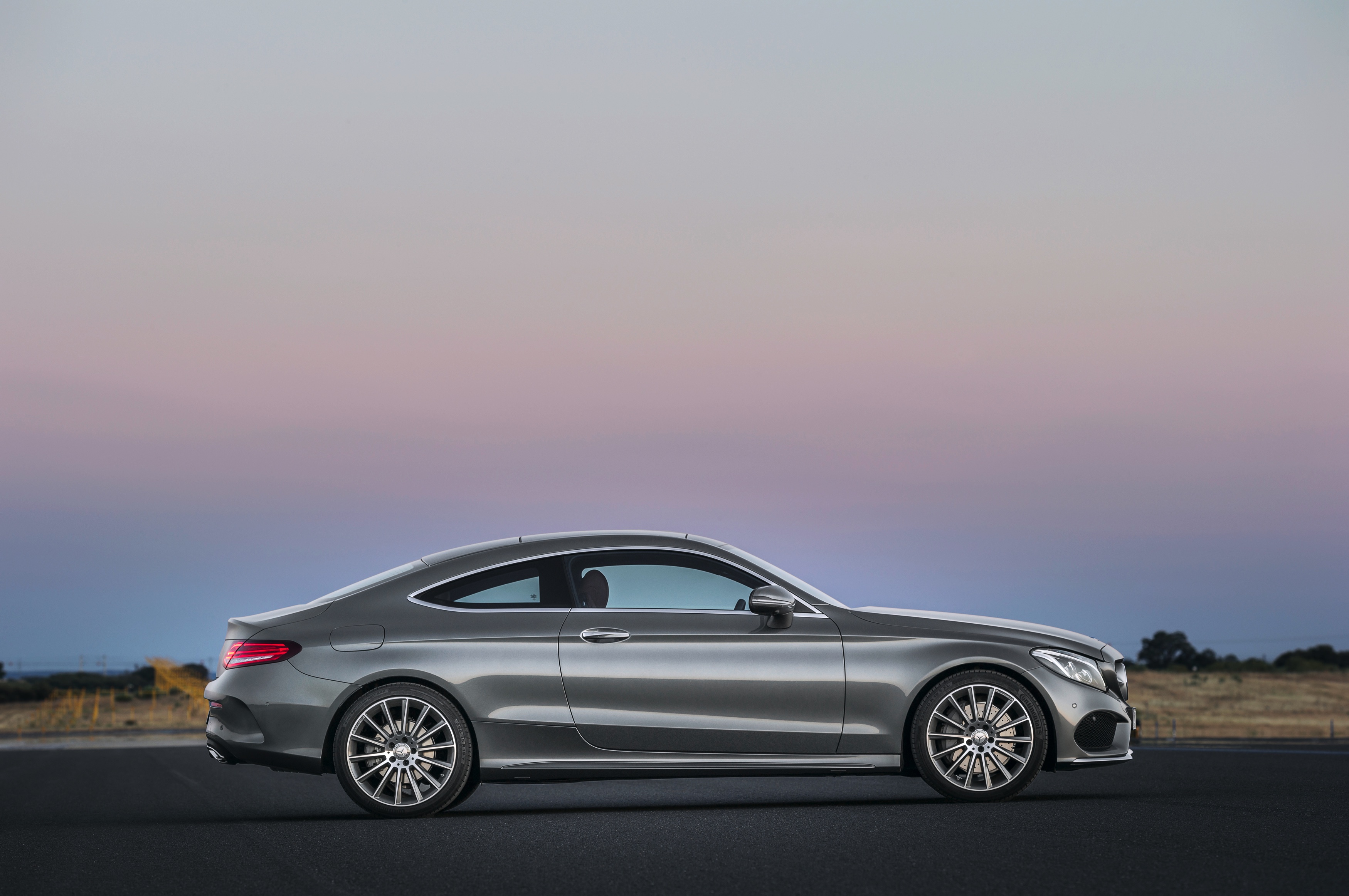 Daar is hij dan, de nieuwe Mercedes-Benz C-Klasse Coup. Hij is zowel langer als breder dan zijn voorganger, maar het meest groeide hij in stijl. Hier lees je alles over de nieuwe Coup uit Stuttgart.