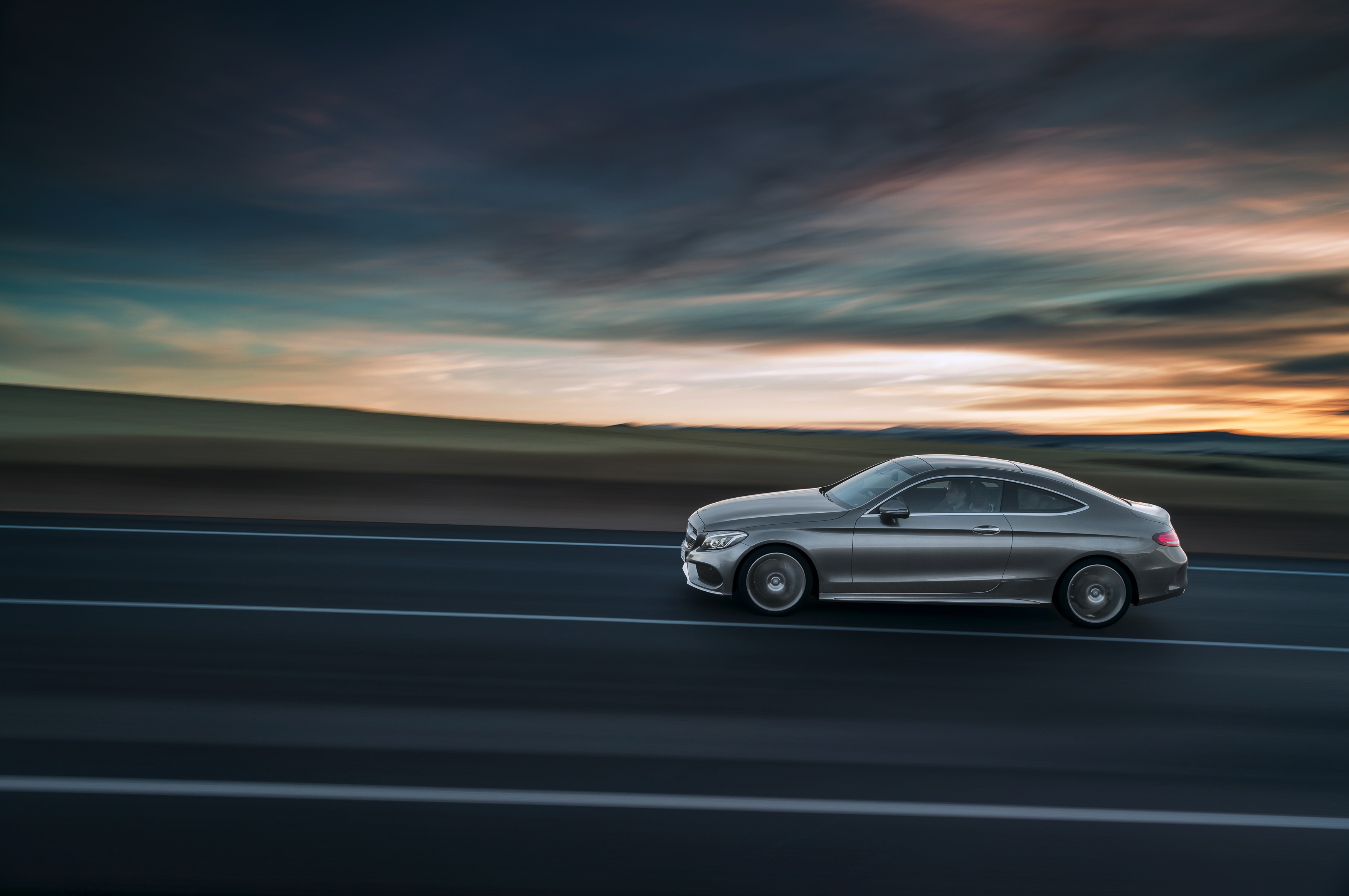 Daar is hij dan, de nieuwe Mercedes-Benz C-Klasse Coup. Hij is zowel langer als breder dan zijn voorganger, maar het meest groeide hij in stijl. Hier lees je alles over de nieuwe Coup uit Stuttgart.