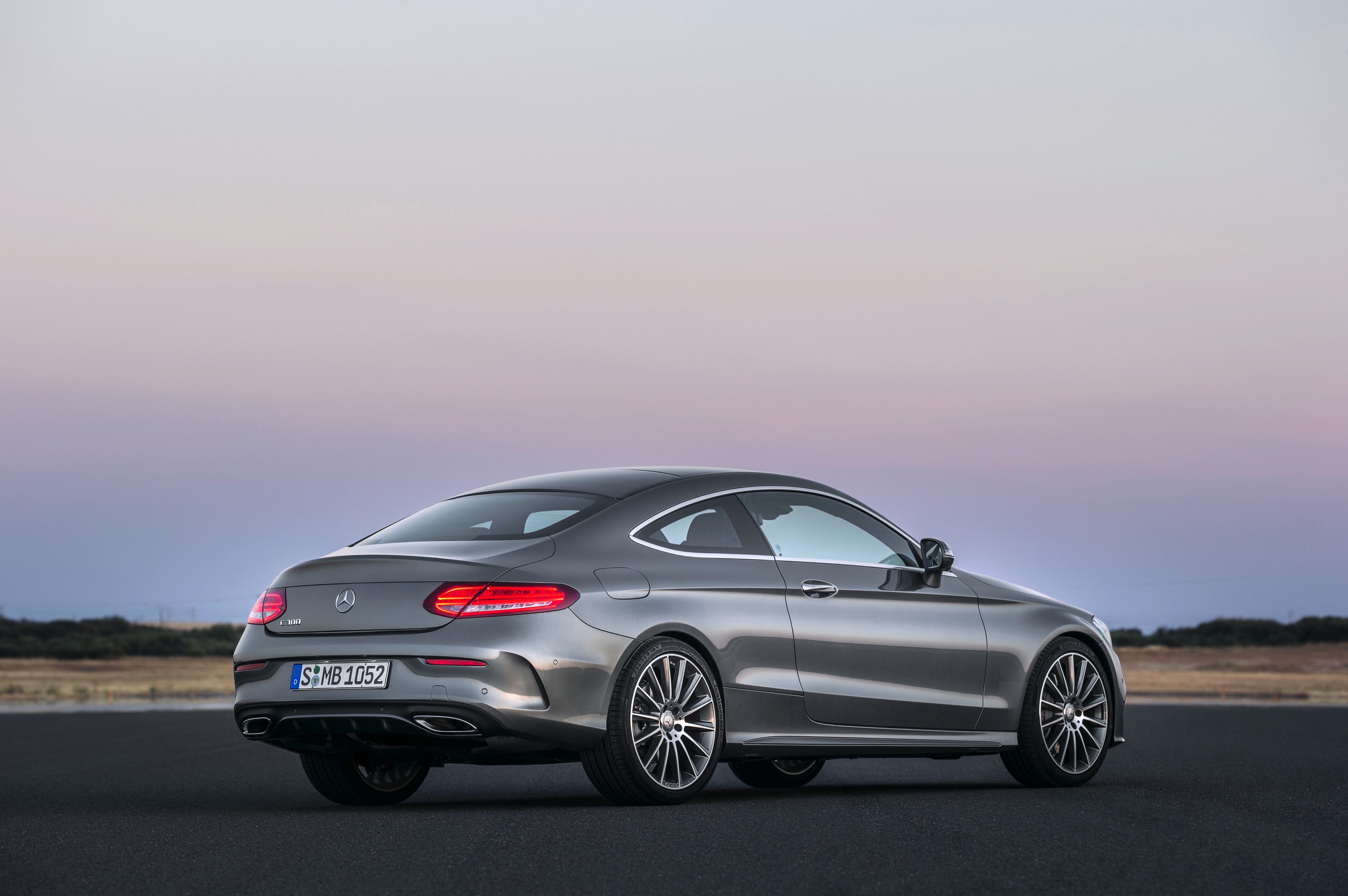Daar is hij dan, de nieuwe Mercedes-Benz C-Klasse Coup. Hij is zowel langer als breder dan zijn voorganger, maar het meest groeide hij in stijl. Hier lees je alles over de nieuwe Coup uit Stuttgart.