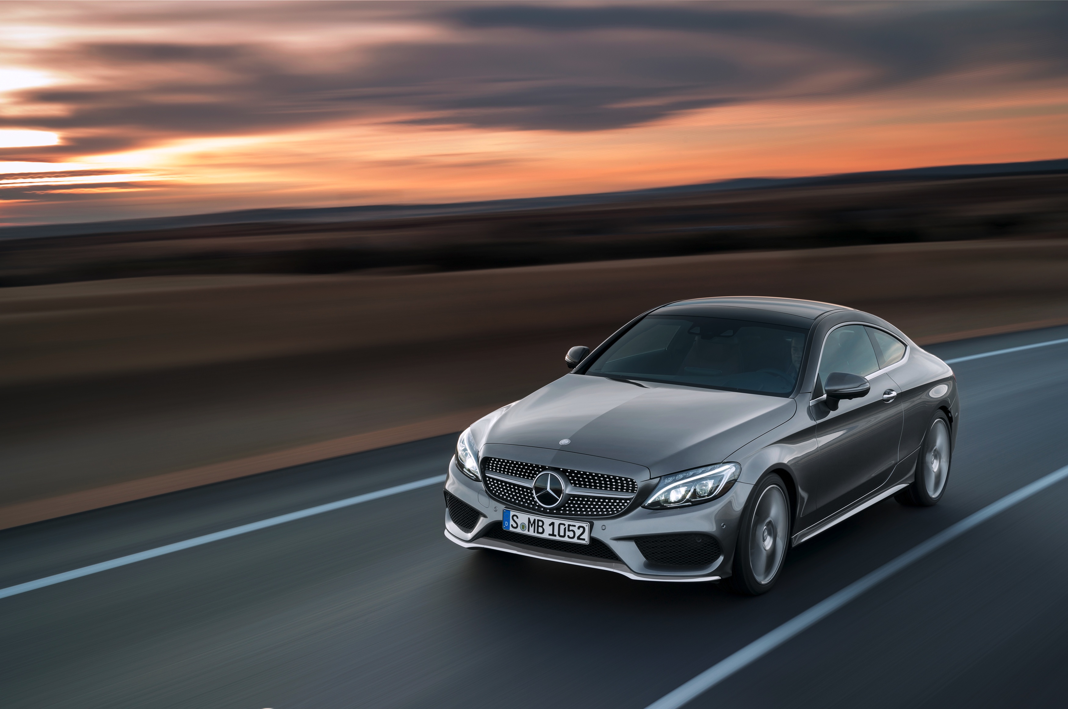 Daar is hij dan, de nieuwe Mercedes-Benz C-Klasse Coup. Hij is zowel langer als breder dan zijn voorganger, maar het meest groeide hij in stijl. Hier lees je alles over de nieuwe Coup uit Stuttgart.