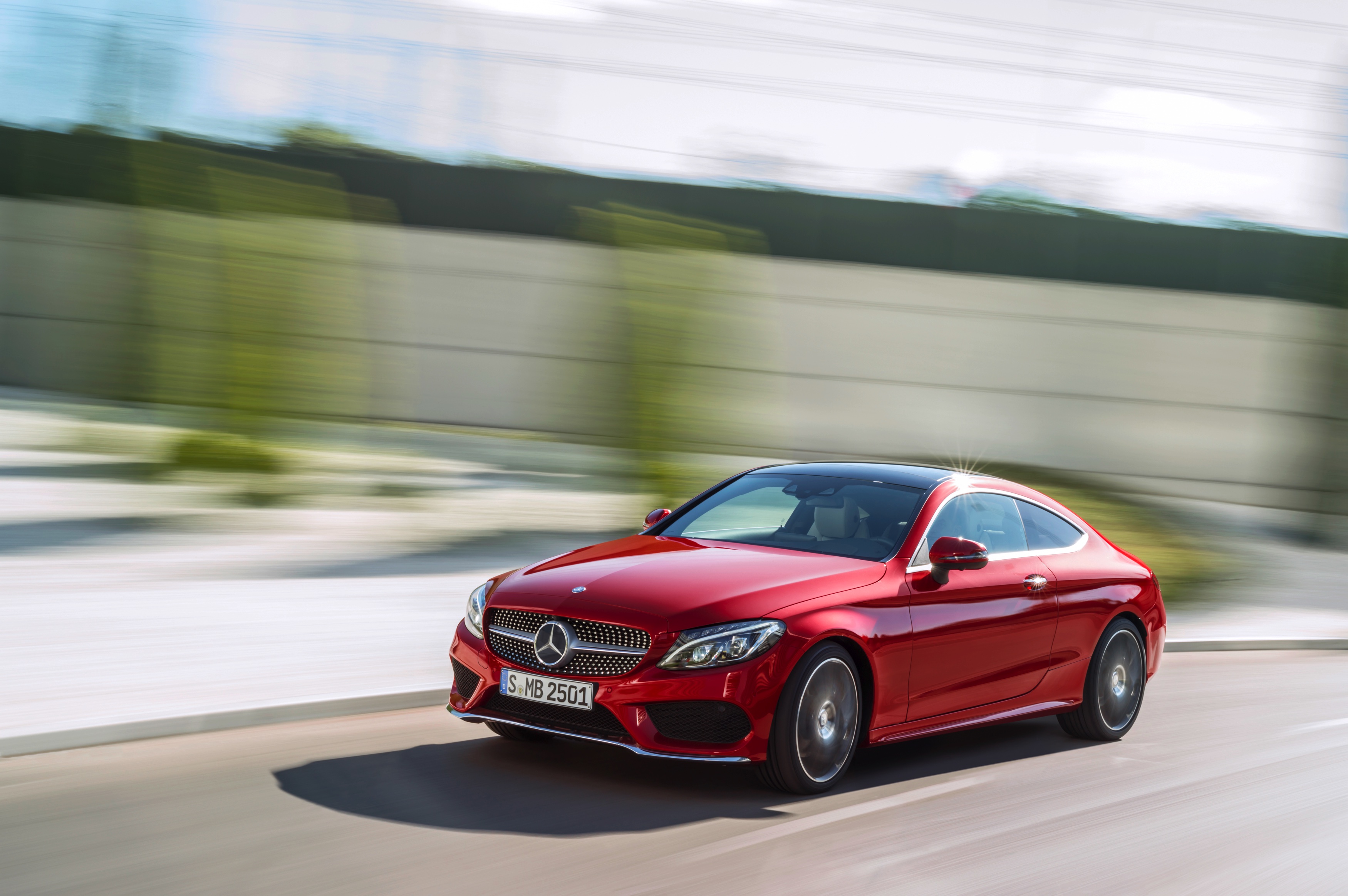 Daar is hij dan, de nieuwe Mercedes-Benz C-Klasse Coup. Hij is zowel langer als breder dan zijn voorganger, maar het meest groeide hij in stijl. Hier lees je alles over de nieuwe Coup uit Stuttgart.
