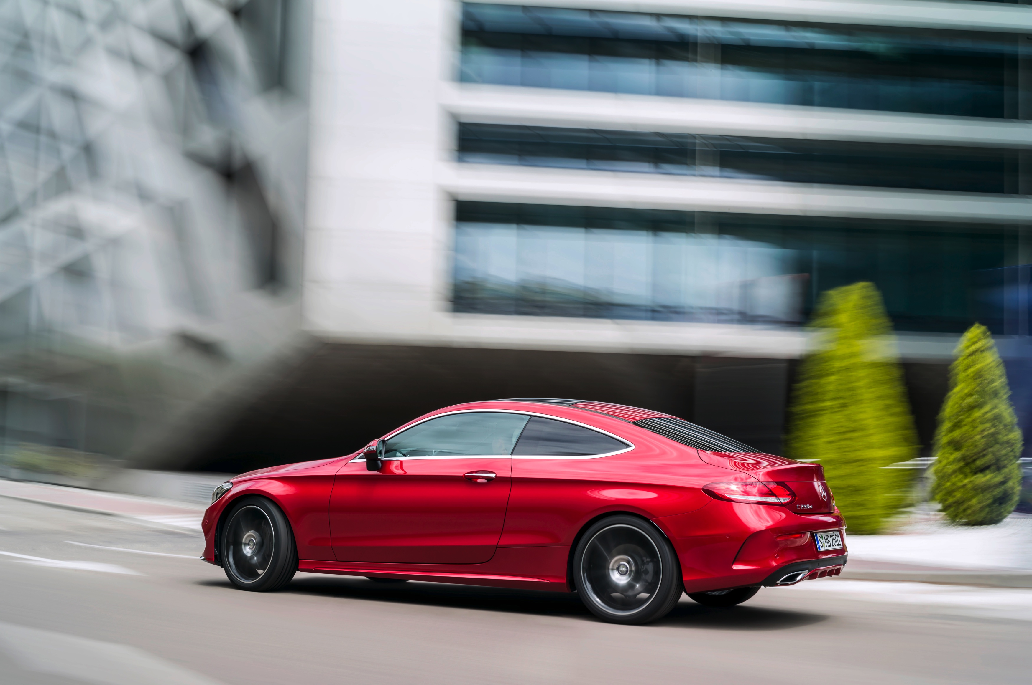 Daar is hij dan, de nieuwe Mercedes-Benz C-Klasse Coup. Hij is zowel langer als breder dan zijn voorganger, maar het meest groeide hij in stijl. Hier lees je alles over de nieuwe Coup uit Stuttgart.