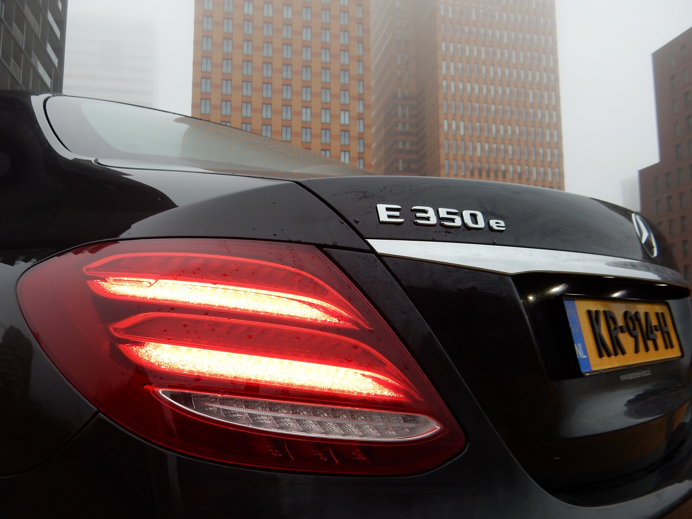 Met de E-Klasse heeft Mercedes-Benz altijd een sterke speler in het segment gehad. Met deze generatie is aan de line-up ook een plug-in hybridevariant toegevoegd. AutoVandaag doet een rijtest.