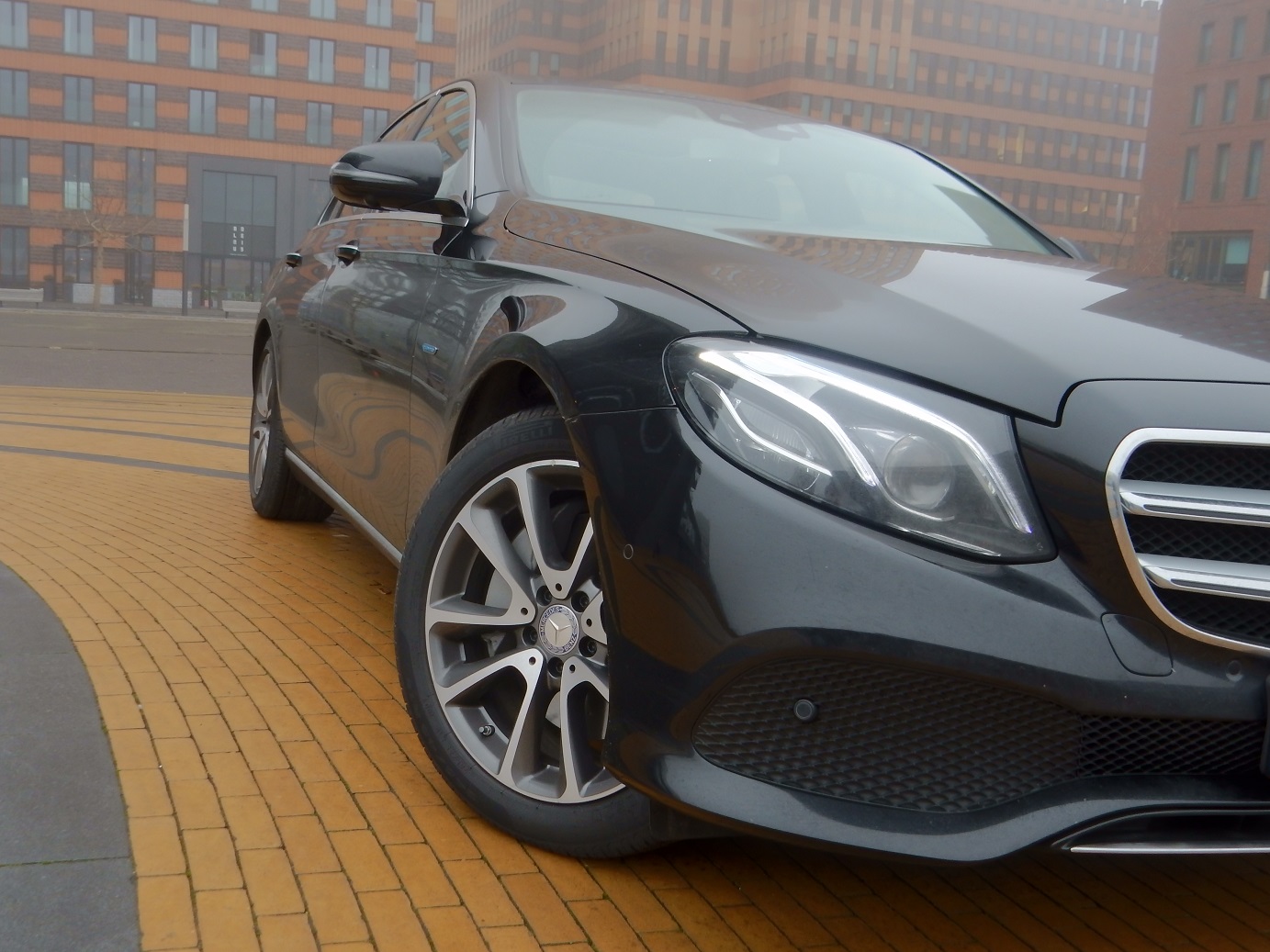 Met de E-Klasse heeft Mercedes-Benz altijd een sterke speler in het segment gehad. Met deze generatie is aan de line-up ook een plug-in hybridevariant toegevoegd. AutoVandaag doet een rijtest.