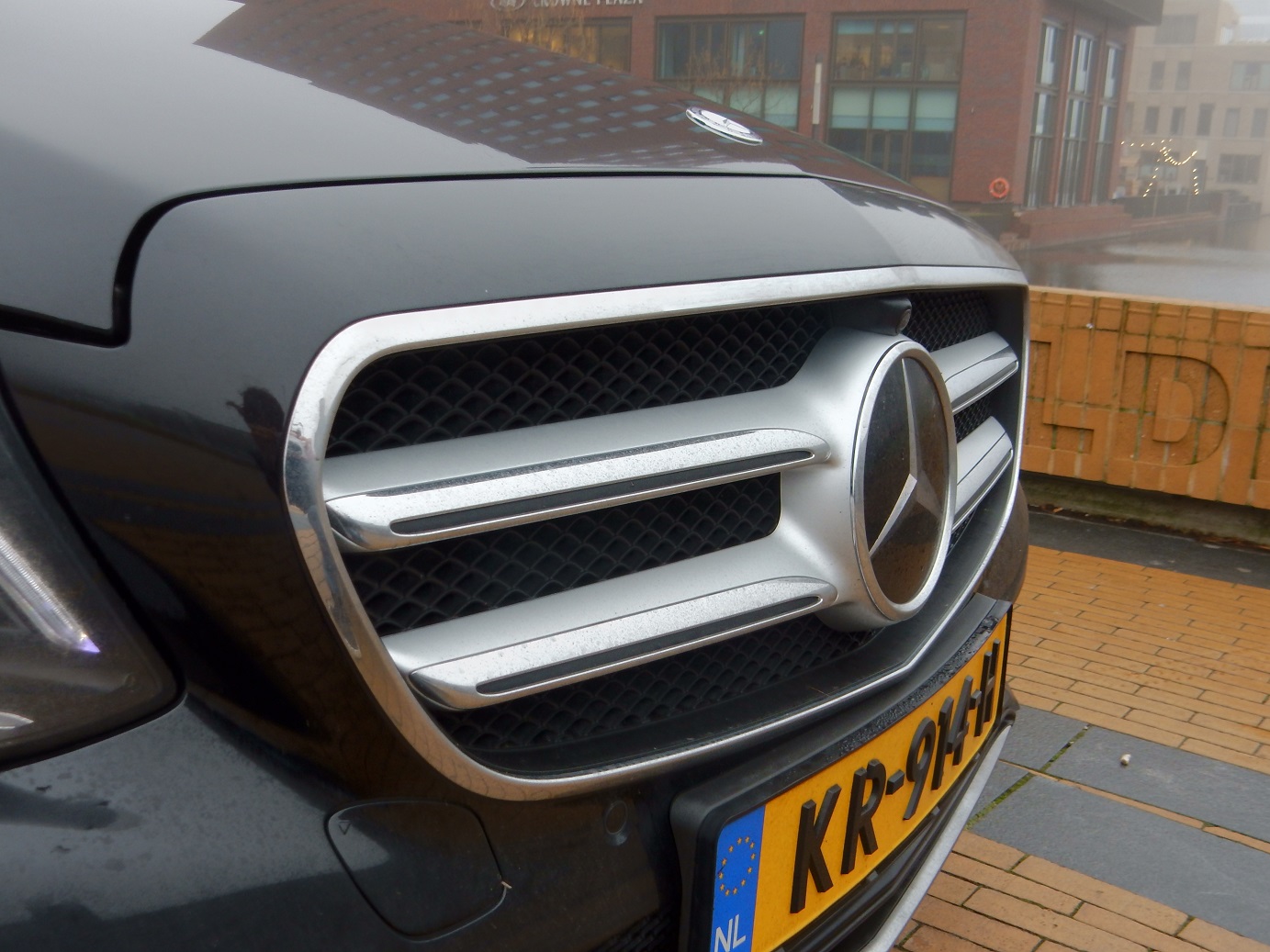 Met de E-Klasse heeft Mercedes-Benz altijd een sterke speler in het segment gehad. Met deze generatie is aan de line-up ook een plug-in hybridevariant toegevoegd. AutoVandaag doet een rijtest.